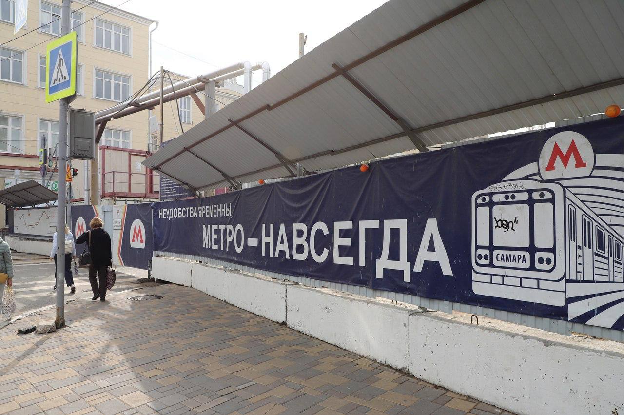 Затраты на достройку метро Театральная в Самаре увеличили до 11 4 млрд руб в 2025 м на строительство станции дополнительно выделили 4 5 млрд руб В 2026 м и 2027 м выделят 4 млрд руб и 2 9 млрд руб соответственно Такое решение принято на заседании Самарской губернской думы сообщает МК в Самаре Ранее достроить метро планировалось за 6 2 млрд руб в 2025 2027 годы