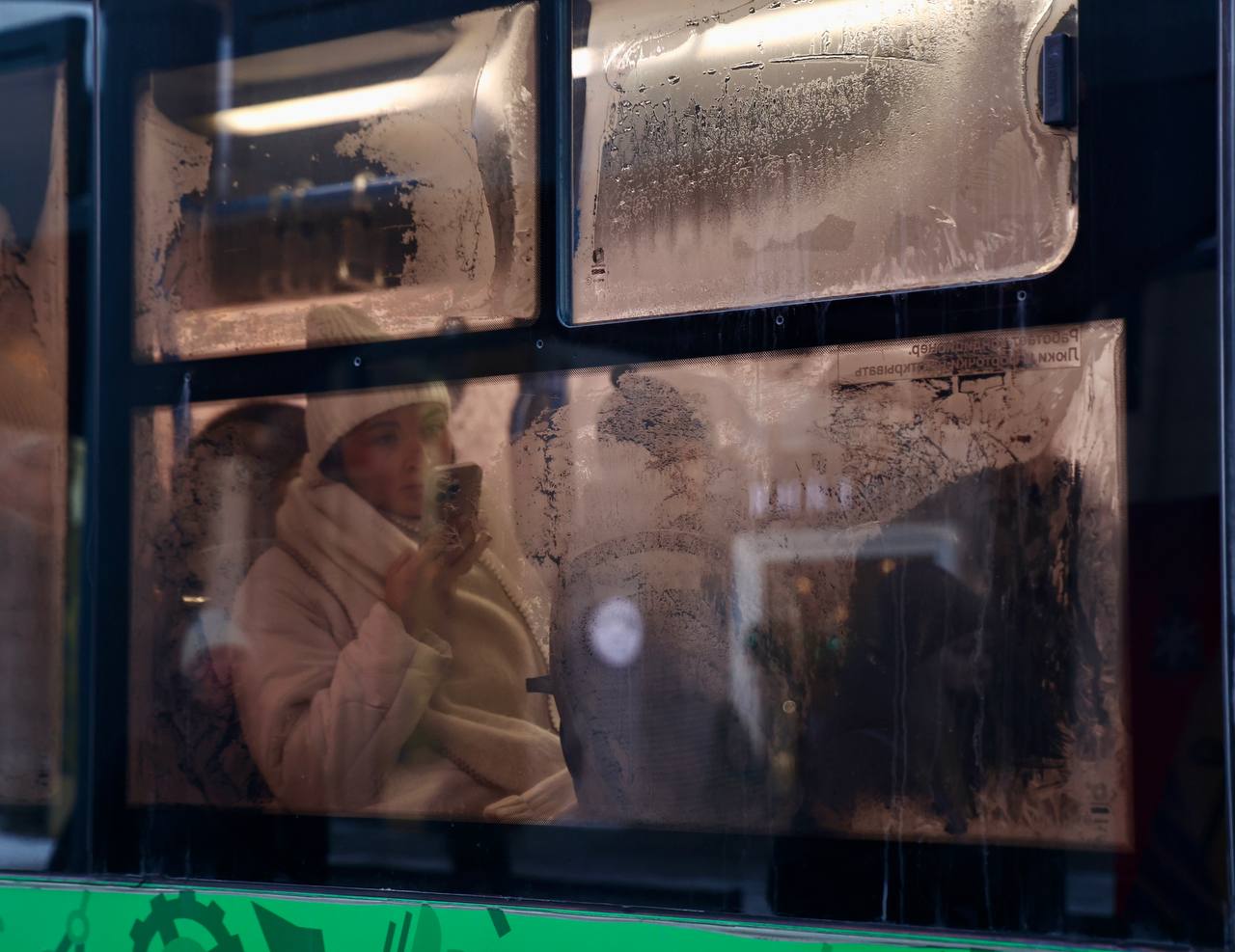 Маршрутку 17 передумали отменять в Челябинске Автобус 17 курсирующий между Парковым и АМЗ проработает в Челябинске до конца зимы Региональный миндортранс решил не отменять его с 26 января Основанием для продолжения работы маршрута стало заявление перевозчика уточнили в миндортрансе О прекращении обслуживания маршрута 17 днем 22 января сообщил Организатор перевозок Челябинской области получивший соответствующее заявление об отказе от перевозчика ООО Такси сервис ком Снять автобусы с рейсов должны были с 26 января Но вскоре компания передумала и направила новое заявление о продолжении работы Маршрутка 17 будет перевозить челябинцев еще почти 1 5 месяца Подписаться на vecherchel   Поддержать Читать в Мах