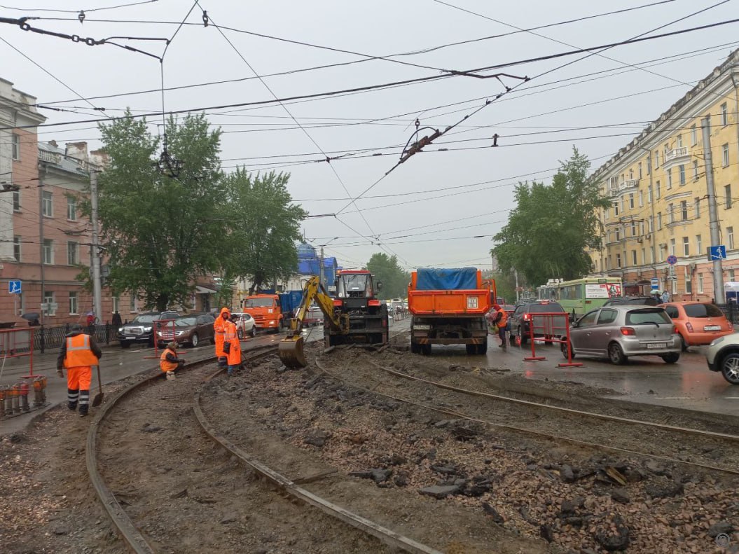 Комитетом по дорожному хозяйству и транспорту ведется мониторинг транспортной обстановки в связи с ремонтом переезда на площади Октября Как сообщил заместитель главы администрации города по дорожному хозяйству и транспорту, накануне 12 мая в 22-00 часов начаты работы на трамвайном переезде на площади Октября. По поручению главы города Вячеслава Франка комитетом по дорожному хозяйству и транспорту ведется мониторинг транспортной обстановки на данном участке. На площади организовано дежурство 4 экипажей ГИБДД, которые помогают регулировать дорожную ситуацию. Андрей Курышин отметил, что во избежание заторовых ситуаций горожанам рекомендовано заранее выбирать пути объезда данного участка. Для объезда можно выбрать улицы Профинтерна, Деповскую, Молодежную, Советской Армии, Матросова, Новоугольную, проспекты Калинина и Комсомольский, Социалистический. Также попасть в центральную часть города можно следуя по улице Челюскинцев, Кутузова и др. Водителей просят быть внимательными при проезде указанного участка, неукоснительно соблюдать требования сотрудников ДПС и временных дорожных знаков. По словам Андрея Курышина, заторовые ситуации, возникшие на данный момент на проспекте Ленина и проспекте Строителей связаны в том числе с часом пик и ухудшением погодных условий. Согласно сервису «Яндекс-пробки», затор ослабевает. За последний час снизился с 8 до 7 баллов.