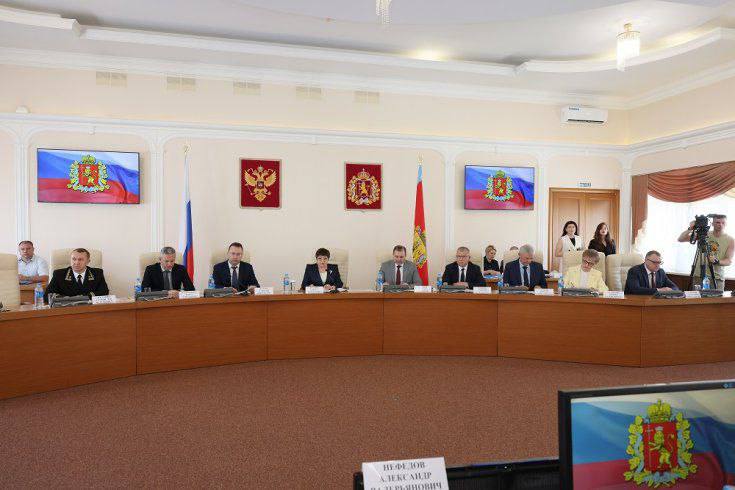 Во Владимирской области появился День многодетной семьи Законодательное Собрание Владимирской области приняло закон об установлении в регионе нового праздника - Дня многодетной семьи под покровительством Великого Владимирского князя Всеволода Большое Гнездо. Праздник, призванный укрепить статус многодетной семьи, будет отмечаться 20 июня - в день провозглашения Великого Владимирского князя Всеволода III Юрьевича Владимирским князем. Укрепление семейных ценностей и поддержка семей с детьми - ключевые направления государственной политики. В последние годы в России, в том числе во Владимирской области, увеличивается количество многодетных семей, а установление новой праздничной даты придаст традиционной многодетной семье еще больший вес.