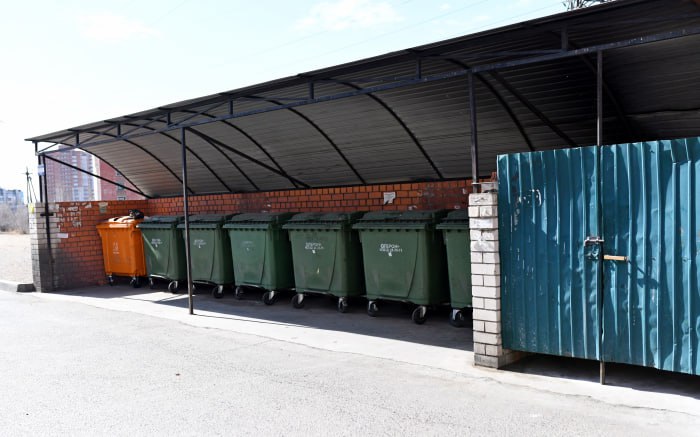 В Забайкалье предлагают ввести штрафы за парковку у мусорных контейнеров Соответствующий проект закона будет включен в повестку заседания регионального парламента Законопроект внесен депутатами профильного комитета по госполитике и местному самоуправлению Жаргалом Жаповым и Михаилом Калашниковым Предложение по его разработке инициировал Амурский бассейновый природоохранный прокурор Документом предлагается установить административную ответственность за нарушение запрета на размещение транспортного средства создающего препятствия для сбора и вывоза ТКО Мера вводится для обеспечения беспрепятственного проезда спецтехники к местам накопления мусора Исключением станет транспорт размещенный для предотвращения нарушений проведения спасательных или аварийных работ В качестве наказания гражданам будет грозить штраф в размере от 1 до 3 тыс рублей должностным лицам от 3 до 10 тыс рублей юрлицам от 10 до 50 тыс рублей Документ поддержан профильным комитетом Подробнее zabdeputat