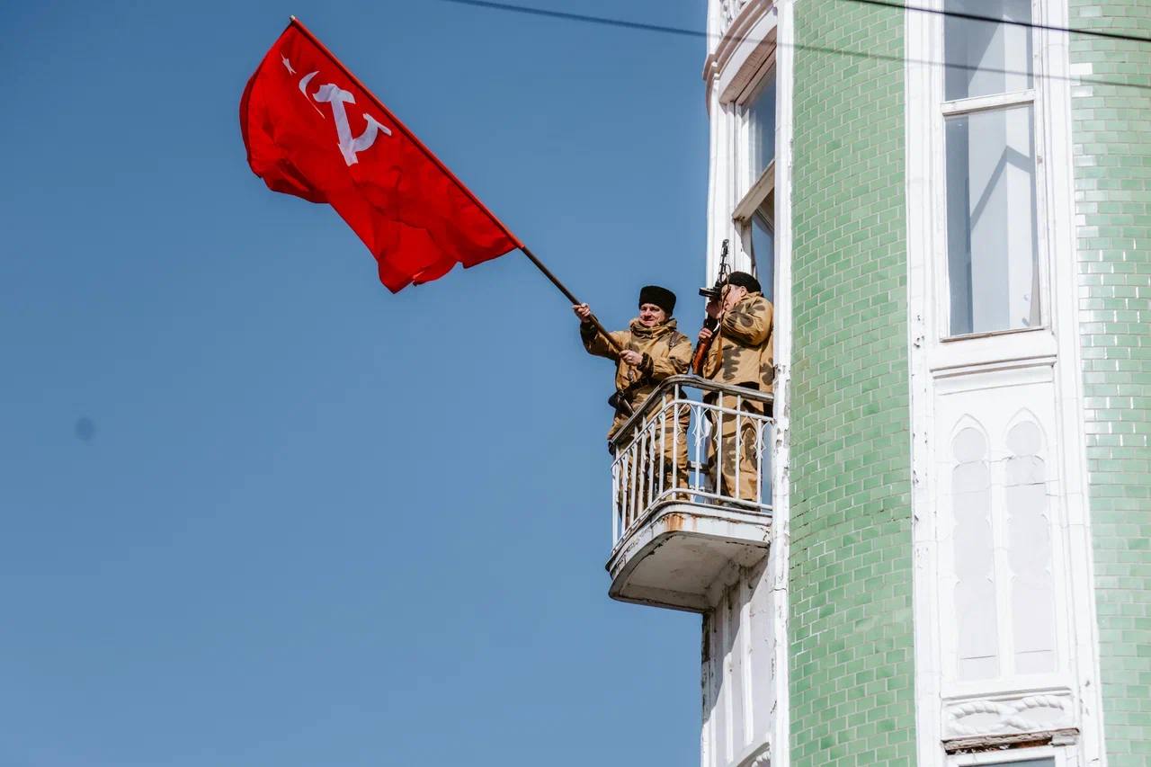 В Краснодаре пройдет экскурсия по маршруту героев Великой Отечественной Участники смогут пройти по знаковым точкам связанным с событиями февраля 1943 года Маршрут включает памятник Воинам освободителям Краснодара скульптуру Связь поколений сквер имени Жукова и мемориальную арку Ими гордится Кубань Экскурсоводы расскажут о подвигах героев Великой Отечественной войны Финальной точкой маршрута станет ул Гимназическая где на большом экране покажут реконструкцию боя за Краснодар Получить подробности и записаться на участие можно по телефону 8 861 218 97 77 или через электронную почту tic krd ru Мы в МАХ