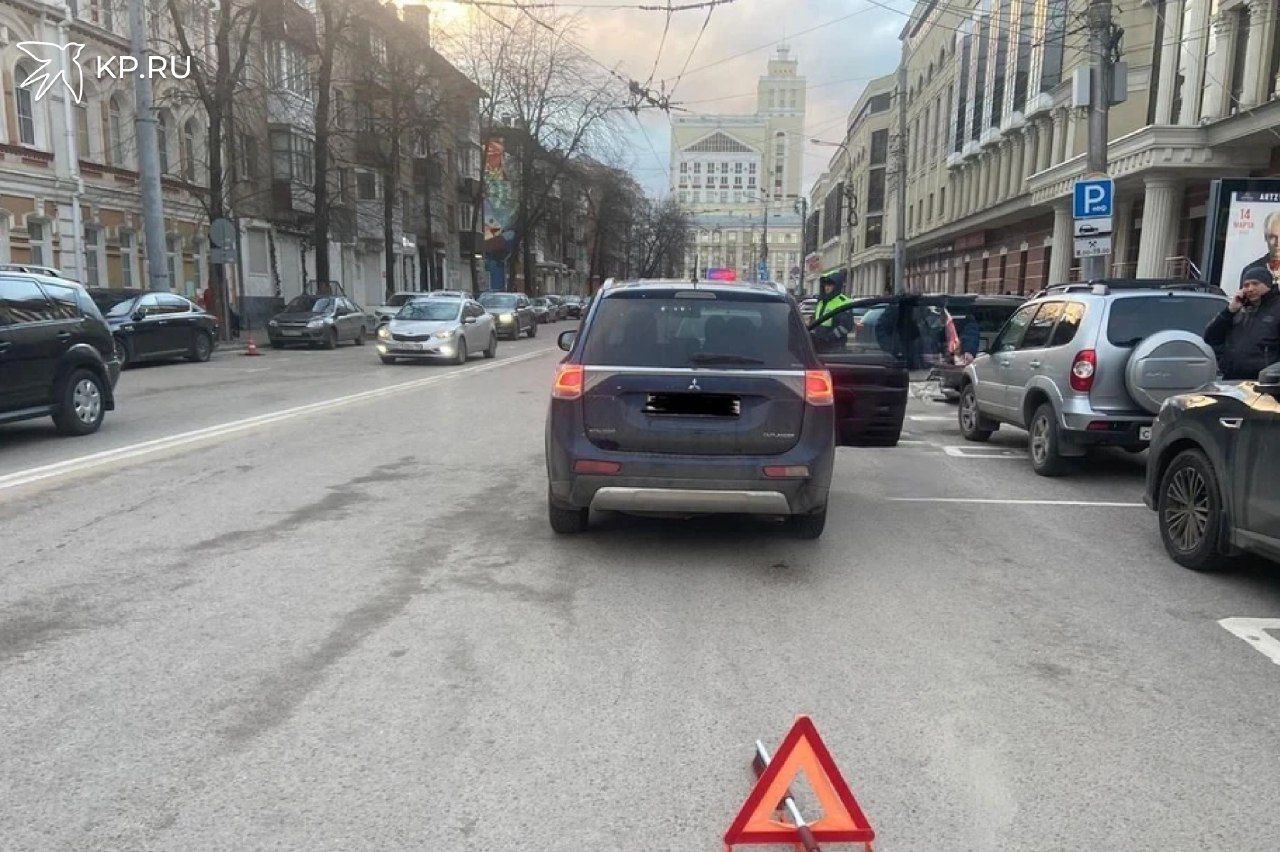 В центре Воронежа автомобилистка на Mitsubishi Outlander сбила женщину на пешеходном переходе  В Воронеже госавтоинспекторы устанавливают обстоятельства наезда на пешехода. ДТП произошло утром 20 января.  Примерно в 8:20 на улице Среднемосковской 48-летняя автомобилистка на Mitsubishi Outlander, по предварительным данным дорожной полиции, сбила 57-летнюю женщину, переходившую проезжую часть по пешеходному переходу. Пострадавшую отправили в больницу.