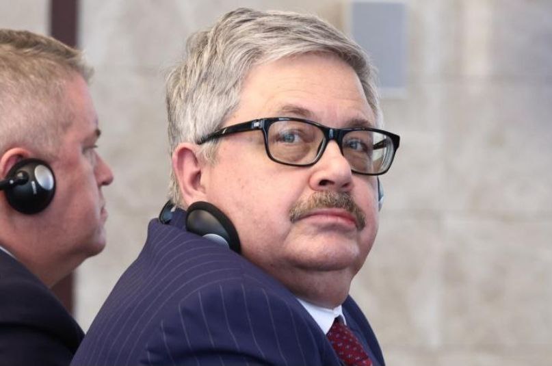 ПОСОЛ РФ В АНКАРЕ СООБЩИЛ О ЗАВЕРШЕНИИ СВОЕЙ РАБОТЫ В ТУРЦИИ Посол России в Турции Алексей Ерхов сообщил, что завершает свою работу в качестве главы дипмиссии в республике. Об этом он сказал во время приема в посольстве по случаю Дня России. "Завершается мое в общей сложности 14-летнее пребывание в Турции. Шесть лет в Стамбуле и восемь лет в Анкаре. И сегодня, подводя итоги, хочу от всей души поблагодарить турецкое правительство, МИД Турции, весь турецкий народ за гостеприимство и бесценное содействие, которое мне оказывалось в выполнении моей миссии", - приводит слова дипломата агентство ТАСС. Ранее газета "Коммерсантъ" со ссылкой на источники сообщала, что новым послом РФ в Турции станет замглавы российского МИД Сергей Вершинин.