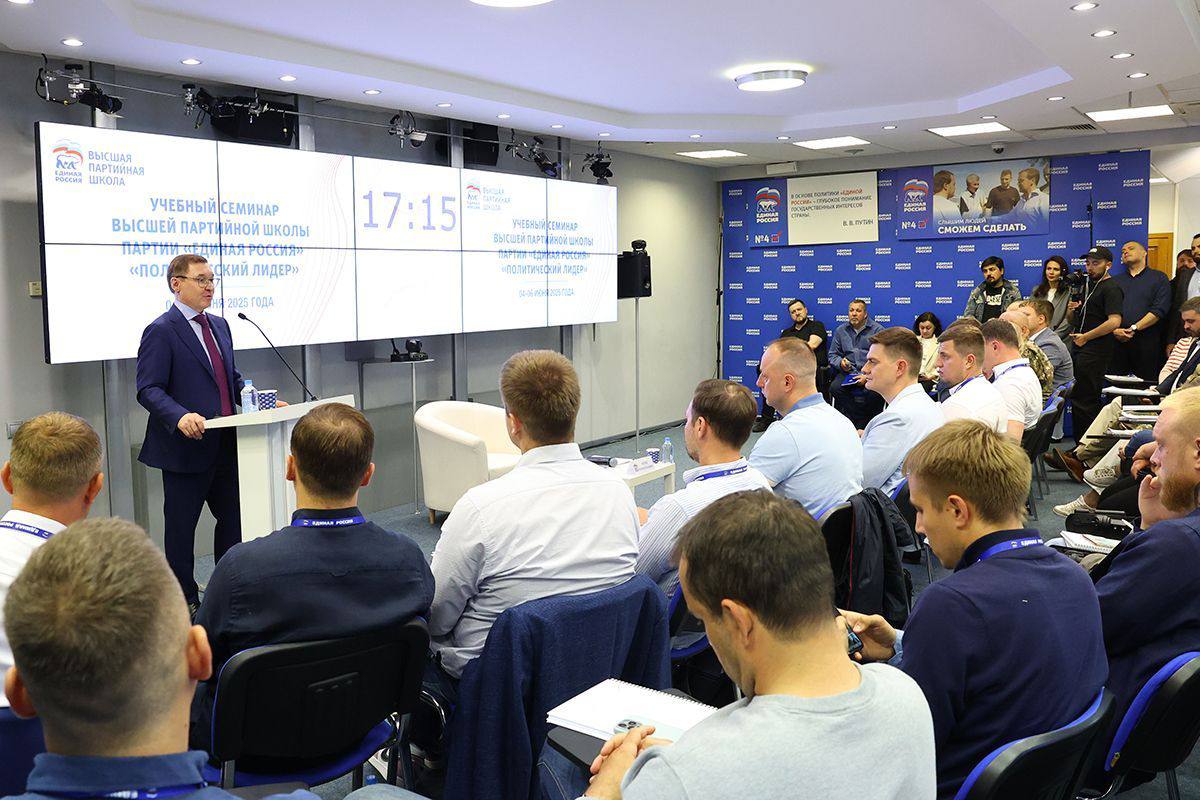 «Единая Россия» запустила очное обучение участников проекта «ПолитСтарт» На базе Высшей партийной школы обучение проходят 100 участников из разных регионов страны — это самые яркие кандидаты по итогам предварительного голосования, среди них и бойцы СВО. Магаданскую область на образовательной площадке второго потока представят кандидаты предварительного голосования - председатель областной общественной организации ветеранов СВО «Колыма», ветеран боевых действий Андрей Аксанов и координатор проекта «Культура малой Родины», директор областного театра кукол Дмитрий Шаповалов. Образовательный модуль «Политический лидер» включает в себя интерактивные лекции с участием ведущих экспертов Высшей партийной школы, политологов, социологов и действующих депутатов. Они делятся практиками реализации выборных стратегий и побед в сложных избирательных кампаниях. Также запланированы тренинги, практические занятия и работа в командах. Перед слушателями выступят признанные профессионалы в области политических технологий.