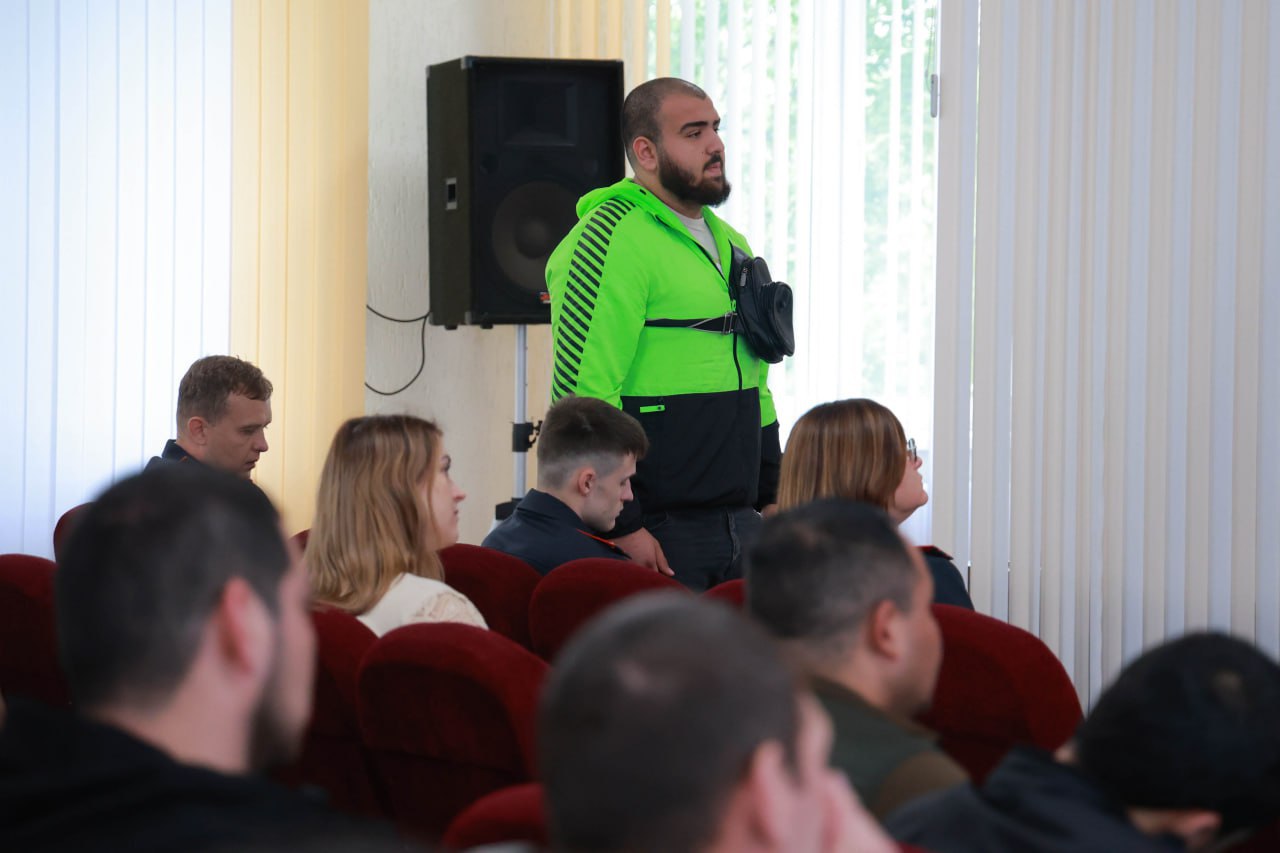 Главное – общая безопасность. Профилактическая встреча с водителями-иностранцами прошла в Минске К одному из них за нарушения ПДД на улицах столицы применены меры миграционного законодательства. На мероприятие были приглашены иностранные граждане - водители такси и представители иных профессий, которые управляют транспортными средствами. Беседу о требованиях законодательства и мерах, которые неминуемо будут применены к нарушителям, провели первый заместитель начальника ГУВД Минска – начальник МОБ Андрей Бакач, руководители УГиМ ГУВД и Первомайского РУВД, сотрудник отдела ГАИ. Милиционеры призвали таксистов ставить во главу безопасность вождения и сообщать на линию «102» о найденных в салоне вещах или подозрительных пассажирах. Участники активно задавали вопросы и обменивались мнениями. Острый вопрос нарушения ПДД и его последствия рассмотрели на примере: одному из водителей-мигрантов, который нарушил ПДД и сам выложил видео с нарушениями в интернет, озвучили, что к нему будут применены крайние меры миграционного законодательства - высылка из страны. Ранее в отношении иностранца были составлены административные протоколы за невыполнение сигналов светофора, непредоставление преимущества иным участникам дорожного движения, нарушение правил маневрирования и проезда перекрестков, создание аварийной обстановки и нарушение иных Правил дорожного движения, а его транспортное средство помещено на стоянку РУВД. - В Беларуси созданы все условия, чтобы законно жить и трудиться, откуда бы вы ни приехали, - подчеркнул А. Бакач. – Страна дает человеку, который оступился, шанс реабилитироваться. Цените эту возможность. При этом показательное пренебрежение нормами нашего государства и грубые нарушения правил, которые сопряжены с риском для жизни и здоровья граждан, будут немедленно пресекаться с применением мер административного и миграционного законодательства.