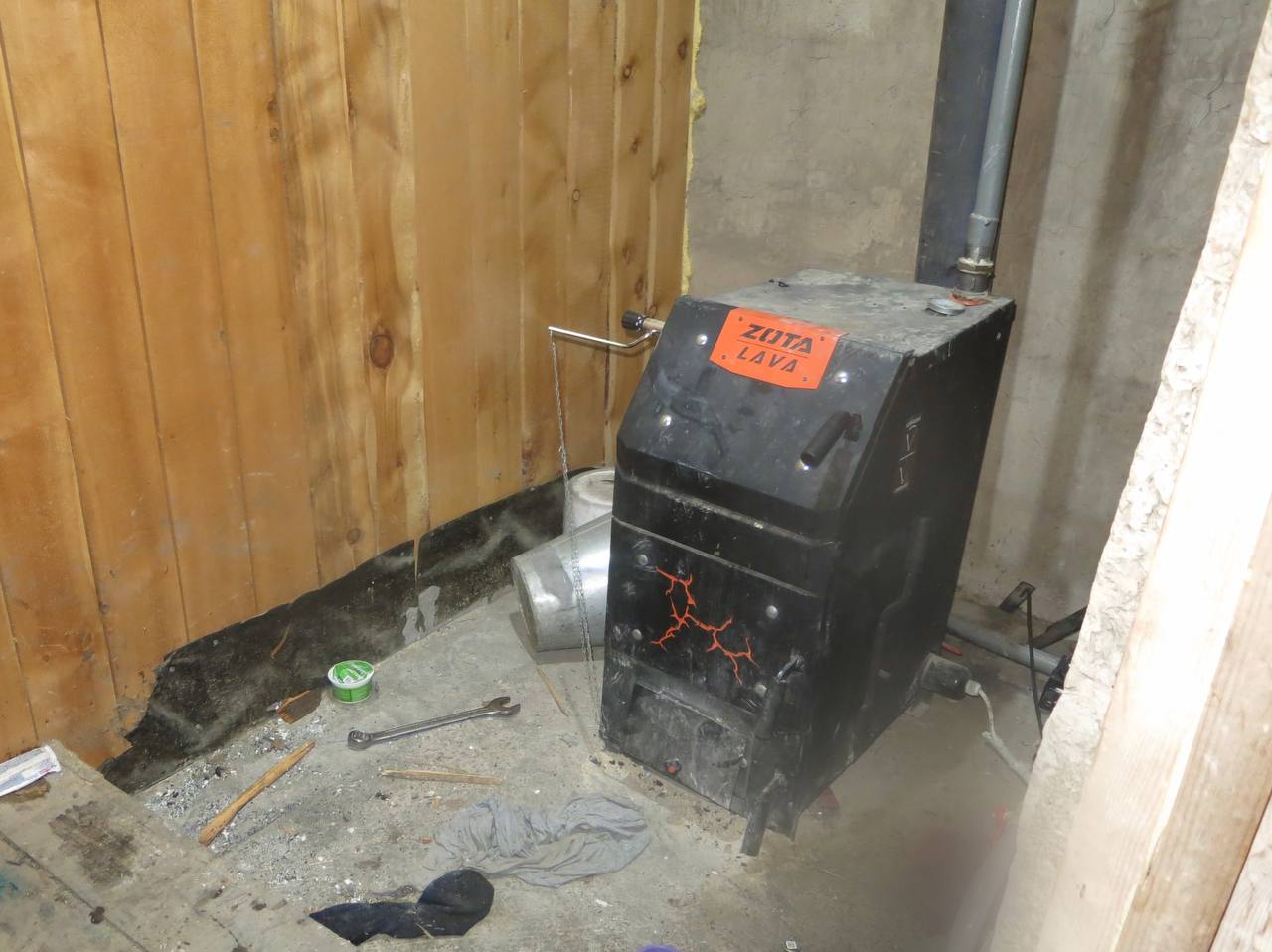 В Республике Хакасия заключен под стражу местный житель обвиняемый в убийстве знакомого Таштыпским межрайонным следственным отделом ГСУ СК России по Красноярскому краю и Республике Хакасия возбуждено уголовное дело в отношении 37 летнего жителя села Аскиз Аскизского района Ему предъявлено обвинение в совершении преступления предусмотренного ч 1 ст 105 УК РФ убийство По данным следствия в ночь с 13 на 14 декабря 2025 года 37 летний житель села Аскиз пришел в гости в дом по улице Дружбы села Аскиз где находился обвиняемый В котельной дома между ними произошел конфликт в ходе которого обвиняемый задушил мужчину По ходатайству следствия судом в отношении обвиняемого избрана мера пресечения в виде заключения под стражу По уголовному делу выполняются необходимые следственные действия направленные на установление всех обстоятельств произошедшего