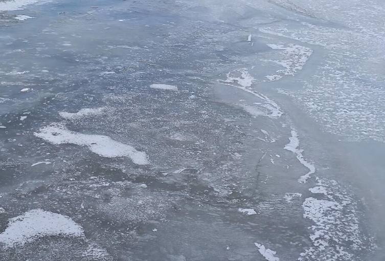 В Забайкалье мужчина утонул выехав на тонкий лёд В посёлке Оловянная примерно в 2 5 км от водозабора на реке Онон нашли автомобиль с личными вещами мужчины 1969 года рождения Рядом с машиной обнаружили пролом во льду а неподалёку тело мужчины Полицейские достали его из воды   Государственные инспекторы по маломерным судам Забайкалья предупреждают выход на тонкий лед особенно на автомобиле представляет смертельную опасность