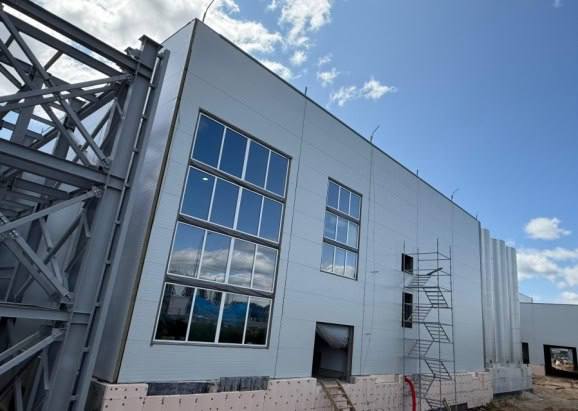 Новое сырное производство в Подмосковье строят завод мощностью 4 5 тыс тонн сыра в год В Дмитровском муниципальном округе на территории индустриального агро парка Сырная долина идет активное строительство нового производства сыров и сухих молочных продуктов Проект реализует ООО Звезда Подмосковья с объемом инвестиций более 1 5 млрд рублей Мощности нового производства 4 5 тыс тонн сыра в год 14 6 тыс тонн сухой деминерализованной сыворотки ежегодно 135 новых рабочих мест Площадь завода 2 5 га В Сырной долине уже работает завод ООО СЫРОВАР с крупнейшим в области роботизированным складом созревания сыров выпускающий продукцию под брендами Parmente и Palermo Общая мощность агропарка после реализации всех проектов составит более 18 тыс тонн сыра в год Новое производство укрепит позиции Подмосковья на рынке сыроваренной продукции и будет способствовать развитию молочной отрасли региона minselhozmo