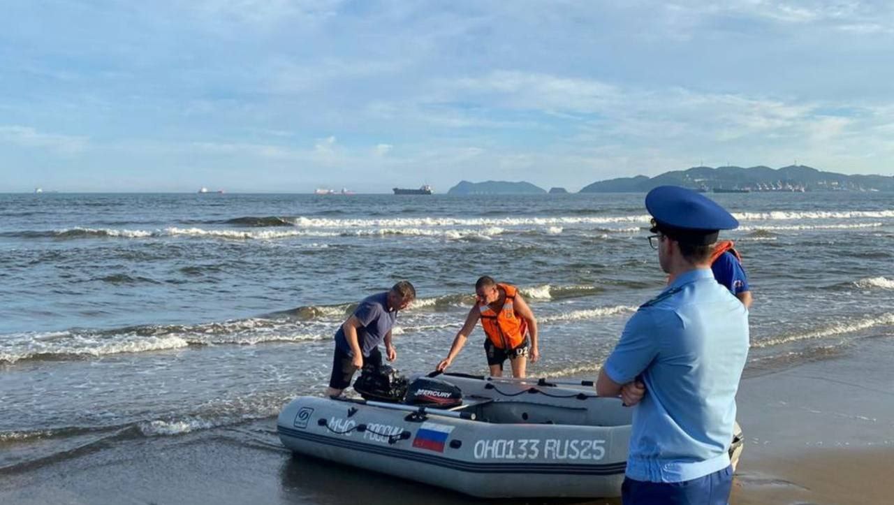 В Находке во время купания пропал 10-летний мальчик. Организованы поисково-спасательные мероприятия В дневное время 21 июля 2025 года местная жительница привела троих детей на необорудованную для купания береговую полосу в районе улицы Набережной в Находке. В ходе купания 10-летний мальчик пропал из виду и не вернулся на берег. Организованы поисково-спасательные мероприятия. На место происшествия для координации работы специальных служб и правоохранительных органов незамедлительно прибыл прокурор Находки Сергей Обухов и его заместитель Андрей Руденко. Надзорное ведомство поставило на контроль установление всех обстоятельств произошедшего.