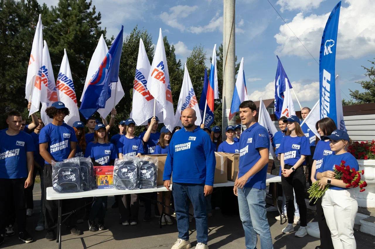 ‼  Самарские молодогвардейцы вместе Председателем «Молодой Гвардии» Антоном Демидовым отправили гуманитарную помощь жителям Курской области и возложили цветы к мемориалу героев Великой Отечественной войны   В составе гуманитарной помощи продукты питания, питьевая вода, строительные материалы, бытовая химия и предметы личной гигиены, а также 300 рюкзаков для школьников, собранных в рамках акции «Единой России» «Собери ребенка в школу».  Антон Демидов поблагодарил Самарских молодогвардейцев за постоянную работу по сбору и отправке гуманитарной помощи в Курскую область и в новые регионы. В этом году Самарские молодогвардейцы отправили свыше 110 тонн гуманитарной помощи.  В завершении мероприятия они возложили цветы к мемориалу «Памяти павших 1941 - 1945 гг.» и почтили память павших Героев минутой молчания.   #МолодаяГвардия