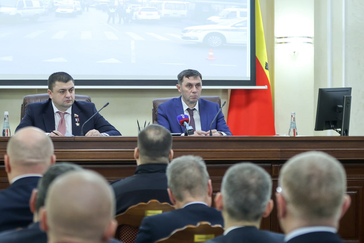 Мэр Воронежа Сергей Петрин провел еженедельное планерное совещание В нем приняли участие председатель городской Думы Андрей Дьяченко представители профильных управлений и подведомственных учреждений Планерка традиционно началась с докладов об оперативной ситуации в городе Вице мэр по городскому хозяйству Алексей Рыженин доложил о повышении эффективности работы районных комбинатов благоустройства Далее о результатах работы управ Центрального и Левобережного районов рассказали их руководители Игорь Галкин и Вадим Башилов Подробнее на сайте администрации Администрация Воронежа Подписаться