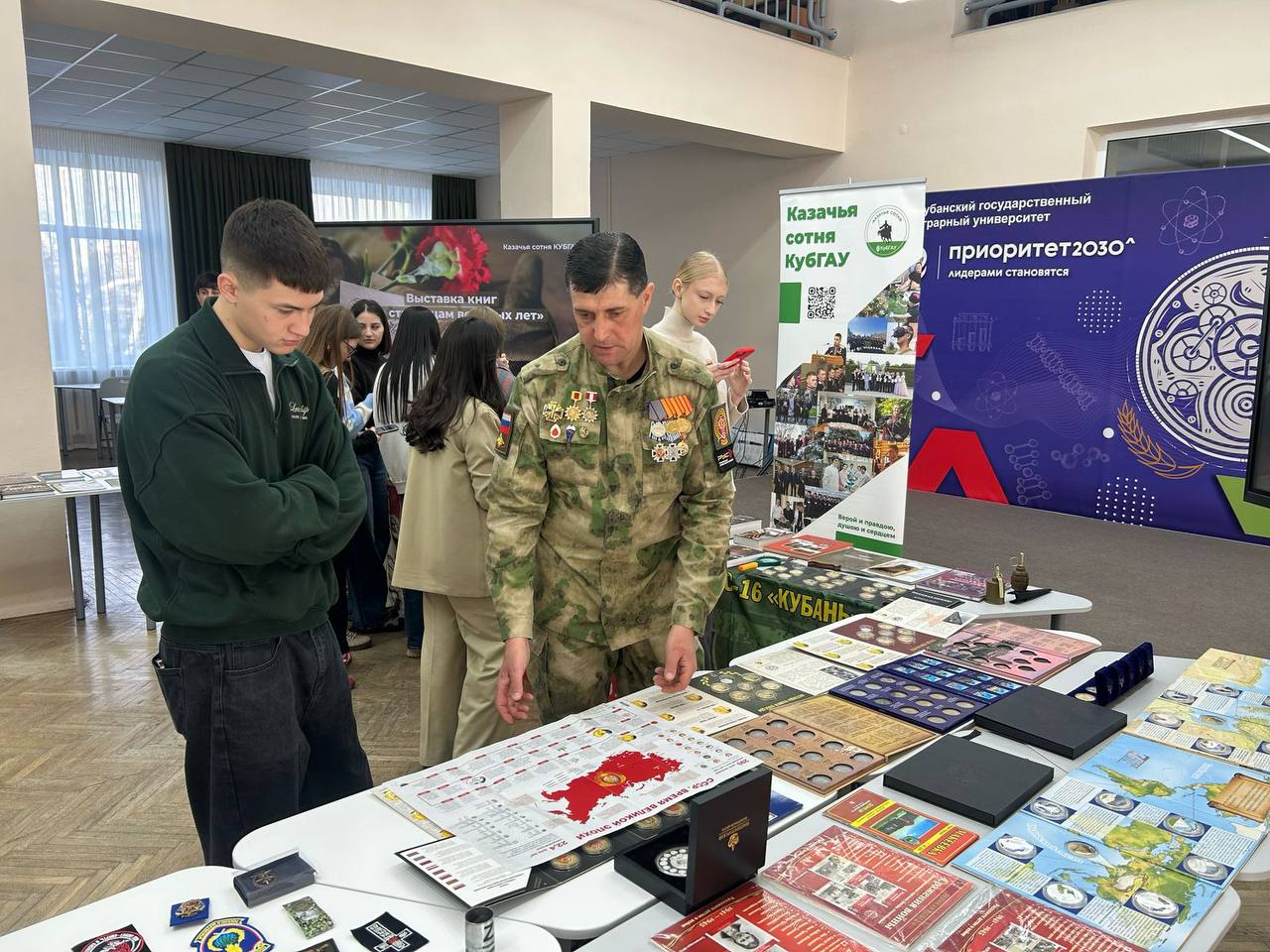 Боевая слава  Выставку «По страницам военных лет» организовал для молодежи казак Павловского районного казачьего общества Василий Вирченко. Мероприятие он провел в Кубанском государственном аграрном университете.   На выставке были представлены предметы из личной коллекции казака. Более 500 учащихся, в том числе иностранные студенты, ознакомились с книгами о великих сражениях, копиями наград, знаками отличия и другими экспонатами. Выставка позволила молодежи больше узнать о Гражданской, Первой мировой, Великой Отечественной войнах, нынешней специальной военной операции.   Василий Вирченко рассказал студентам, как в разные годы наши солдаты и офицеры, в том числе казаки, проявляли мужество и стойкость на поле боя. Они самоотверженно сражались с врагом, защищали свой народ и родную землю.  Сейчас Василий Вирченко и парни из казачьей сотни Кубанского государственного аграрного университета вместе с другими казаками готовятся к параду Победы. В мае они пройдут по Красной площади, отдав тем самым дань памяти и уважения защитникам Родины.