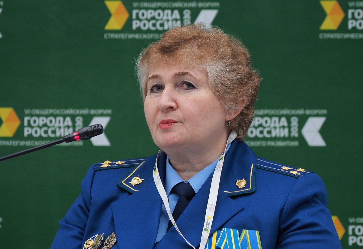 В Екатеринбурге сменился прокурор Светлана Кузнецова, занимавшая должность руководителя городской прокуратуры с 2015 года, ушла в отставку, сообщает связанный с мэрией телеграм-канал «Екатеринбург. Главное». На посту ее сменил бывший заместитель Евгений Аюпов. А сама Кузнецова, по всей видимости, возглавила Свердловский межрегиональный центр профессионального обучения прокурорских работников. Неофициальные сообщения о грядущей отставке городского прокурора появлялись в медиа с 2020 года. В качестве причин смены руководителя прокуратуры Екатеринбурга называли возраст Светланы Кузнецовой, ее продолжительный стаж на одном месте и слишком тесные для руководителя надзорного органа связи с муниципальной властью. Фото: Максим Субботин, культура.екатеринбург.рф