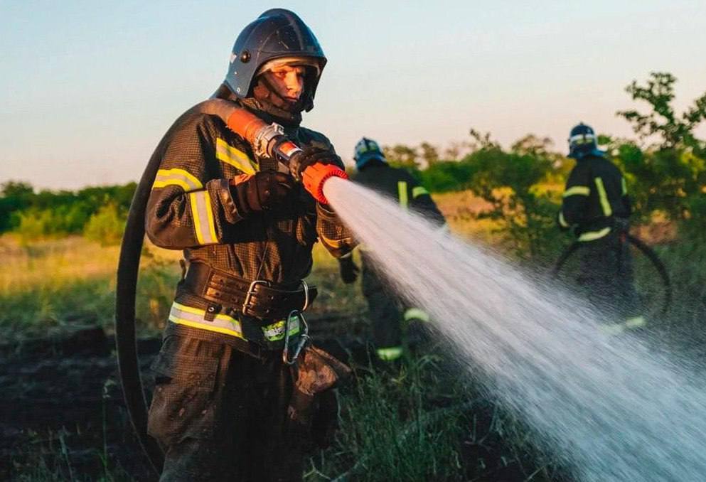 Возле Энергодара тушат три возгорания Пожары устроили киевские боевики. «Высокая пожароопасность в Энергодаре! Сегодня зафиксированы уже три возгорания в районе города из-за прилетов. Силы МЧС уже работают на месте, ситуация под контролем», — сообщил мэр города Максим Пухов. Будьте предельно осторожными. О возгораниях сообщайте в экстренные службы. Новое.Медиа в Запорожье