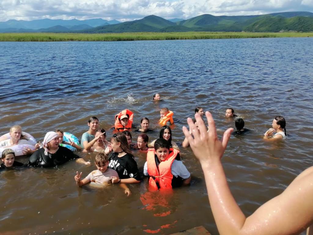 Православный лагерь в бухте Зеркальная объединил детей со всего Приморья    В этом году участниками стали 65 школьников и студентов из Дальнегорска, Чугуевского, Анучинского и Тернейского округов. Организовать августовскую смену помог спикер #ЗСПК Антон Волошко.    Лагерь традиционно организует иерей Андрей Кузнецов — настоятель нескольких храмов Чугуевского округа и ответственный за миссионерскую деятельность Арсеньевской епархии.  "Дело, которым занимается отец Андрей, не просто богоугодное. Он воспитывает детей и подростков добром, любовью к миру и ближнему. Внести свою лепту и оказаться полезным в такой ситуации — для меня радость",  — отметил спикер краевого парламента Антон Волошко.   Полностью читайте на нашем сайте