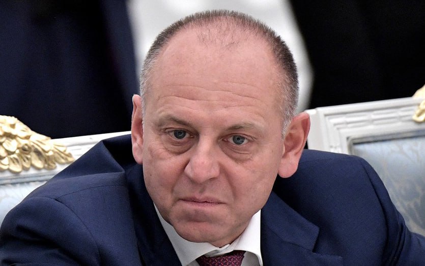 Суд в Люксембурге аннулировал продление ограничительных мер против бывшего владельца ТМК Дмитрия Пумпянского до 15 сентября 2025 года Ограничения также частично сняты с его жены и сына Совет ЕС обязан компенсировать расходы бизнесмена Совет ЕС обязали оплатить расходы понесенные Пумпянским в ходе разбирательства Также суд частично удовлетворил иск бывшего исполнительного директора Яндекса Тиграна Худавердяна и снял продление санкций с сентября 2024 года по март 2025 Последнее продление в силе бизнесмен остается в санкционном списке в который попал в марте 2022 го Кроме того 10 сентября суд отказал в снятии санкций с Группа Позитив работает под брендом Positive Technologies Юрия Максимова jkinvest news jkinvest