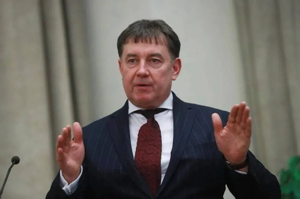 Бывшего краснодарского судью Момотова хотят лишить гарантий и неприкосновенности Высшая квалификационная коллегия судей 25 мая рассмотрит вопрос о прекращении отставки судьи Верховного суда России Виктора Момотова Это решение может лишить экс судью гарантий личной неприкосновенности а также материального и социального обеспечения которые полагаются судьям в отставке В сентябре 2025 года Момотов подал в отставку после того как Генпрокуратура подала к нему и аффилированным лицам иск об изъятии незаконно нажитого имущества Суд удовлетворил требования надзорного ведомства в доход государства перешли более 100 объектов недвижимости включая сеть бизнес отелей Marton земельные участки и другое имущество общей стоимостью не менее 9 млрд рублей Суд установил что бывший судья вопреки антикоррупционным запретам получал доход от бизнеса в особо крупном размере а также используя свои полномочия влиял на судейские решения и капитализацию активов Момотов отверг все претензии Генпрокуратуры и назвал данные из иска клеветой Он обжаловал решение суда но в апреле 2026 года Мосгорсуд утвердил решение о национализации его имущества и активов компаньонов Ранее 26 сентября 2025 года ВККС досрочно прекратила полномочия Момотова в Верховном суде 6 октября 2025 года Владимир Путин исключил его из состава президентской комиссии по предварительному рассмотрению вопросов назначения судей и прекращения их полномочий Плохо грузит Telegram Читай и смотри в MAX