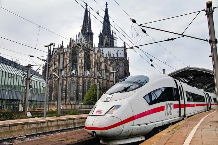 Минтранс Германии представил план оптимизации работы DB за 100 млрд Министр транспорта Германии Патрик Шнидер опубликовал доклад о реформе железных дорог В 34 страничном документе подготовленном Министерством транспорта изложен план из 10 пунктов который должен способствовать повышению эффективности железных дорог страны Он сообщил что общий объем инвестиций в DB к 2029 году должен составить 100 млрд В докладе изложены пять обязательных приоритетов для DB в том числе повышение точности прибытия поездов дальнего следования до 90 а также постоянный показатель выше 90 для местных и региональных маршрутов К 2029 году предполагается достичь 70 В прошлом году этот показатель был на уровне 62 5 из за чего DB выплатила 200 млн в качестве компенсации пассажирам Также DB необходима устойчивая рентабельность к 2028 году в том числе для грузового подразделения DB Cargo к 2026 году Нам нужно показать что правительство может работать и что поезда тоже могут работать подчеркнул Патрик Шнидер В 10 пунктов плана по достижению этих целей входят концентрация на основной деятельности Deutsche Bahn DB с последующей продажей акций компании оптимизация органов управления и реорганизация наблюдательных советов DB и DB InfraGO а также цифровизация инфраструктуры и подвижного состава и пилотное развертывание телекоммуникационной инфраструктуры 5G В марте этого года сообщалось что DB хочет получить 150 млрд из 500 млрд инфраструктурного фонда На запрашиваемую сумму компания рассчитывает в дополнение к 140 млрд запланированного бюджетного финансирования до 2034 года Фото Julian Elliott tzdjournal