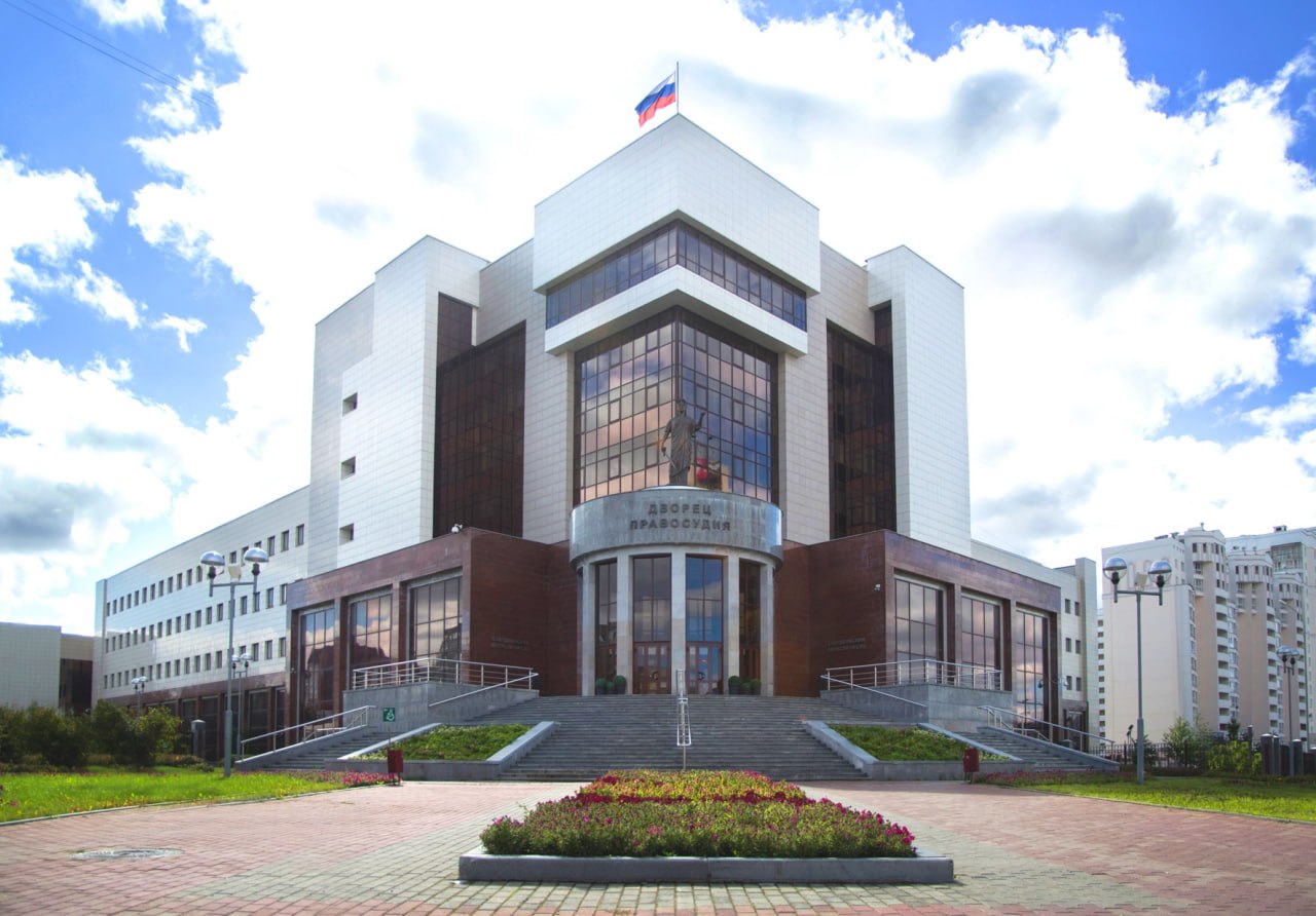 Суд признал за отчимом погибшего бойца право на получение денежных выплат В марте 2024 года при исполнении воинского долга погиб житель Верхнесалдинского района Григорий В случае гибели военнослужащего государство назначает денежные выплаты его семье В данном случае на них претендовали двое биологический отец Олег и отчим Владимир Отчим обратился в суд с иском о признании его лицом воспитавшим военнослужащего а биологического отца погибшего не приобретшим права на выплаты По словам истца он воспитывал Григория с 5 лет и до совершеннолетия в то время кровный родственник проживал в другом государстве не участвовал в жизни сына не оказывал материальной и моральной поддержки Представитель биологического отца оспаривал иск заявляя что Олег помогал сыну деньгами по договоренности с бывшей женой а после совершеннолетия Григория они общались по телефону и встречались  Верхнесалдинский районный суд исследовал материалы дела допросил свидетелей и установил что между Григорием и его биологическим отцом отсутствовали фактические семейные связи Доказательств систематической финансовой помощи и полноценного участия в воспитании представлено не было Суд счел доводы отчима убедительными и признал за ним право на выплаты Суд подчеркнул что право на государственную поддержку возникает не на основе формального родства а в связи с фактическим исполнением родительских обязанностей Свердловский областной суд подтвердил законность принятого решения Верхнесалдинский районный суд