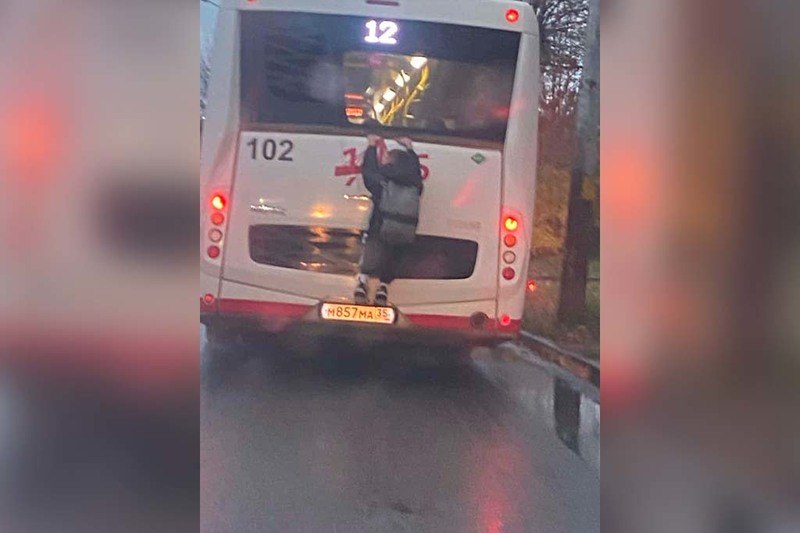 В Череповце с начала октября на автобусах трижды заметили зацеперов Подростки цепляются за транспорт на остановках и слезают когда автобус начинает останавливаться cherinfo ru news 142891 v cerepovce s nacala oktabra na avtobusah trizdy zametili zaceperov