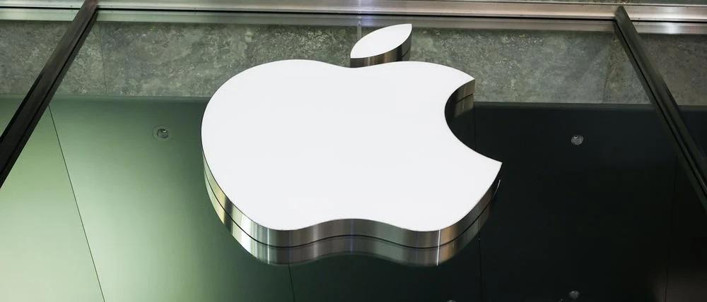 iPhone снова подорожает названа настоящая причина роста цен в 2026 году Следующее поколение iPhone окажется заметно дороже и теперь стало ясно почему По данным издания China Times Apple готовится к рекордному росту себестоимости из за подорожания своего ключевого компонента процессора Главная причина переход на новый 2 нм техпроцесс при производстве чипа Apple A20 который станет основой для моделей iPhone 18 и будущих чипов M6 Его выпуск обойдётся Apple на 50 дороже чем прошлые поколения По информации источников TSMC единственный поставщик способный производить такие процессоры подняла цены из за колоссальных затрат на внедрение технологии и отсутствия скидочных стратегий на раннем этапе Себестоимость одного чипа оценивается в 280 тогда как текущий A18 стоит около 45 Это означает что Apple либо сократит собственную прибыль либо повысит цены на новые iPhone примерно на 150 200 Так что пользователи могут готовиться к очередному витку подорожания в 2026 году теперь уже не из за маркетинга а из за настоящего технологического скачка appleinside apple appleinside iphone18