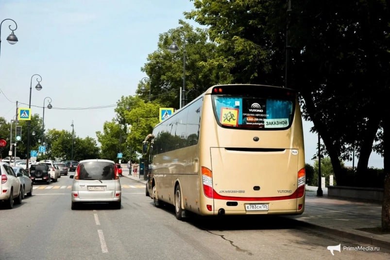Во Владивостоке китайские туристические автобусы перестали мешать движению В Приморье продолжается проверка соблюдения Межправительственного соглашения с Китаем. Особое внимание уделяется наличию у экскурсоводов государственной аттестации. Мониторинг прошёл у мемориала «Боевая слава ТОФ» и Центра морских экскурсий — все 18 проверенных групп сопровождались российскими гидами. Отдельно отмечается, что китайские автобусы больше не паркуются с нарушениями на центральных улицах. Теперь они стоят у гостиниц или на специально отведённых парковках. PrimaMedia Прислать новость