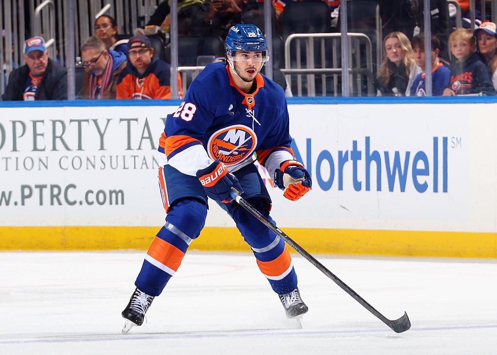 Защитник Айлендерс Романов пропустит минимум пять месяцев из за травмы Александр после столкновения с Микко Рантаненом из Далласа матч 19 ноября не смог самостоятельно покинуть лёд Как сообщила пресс служба клуба россиянин перенёс операцию на плече и пропустит от пяти до шести месяцев news matchtv Bruce Bennett Getty Images