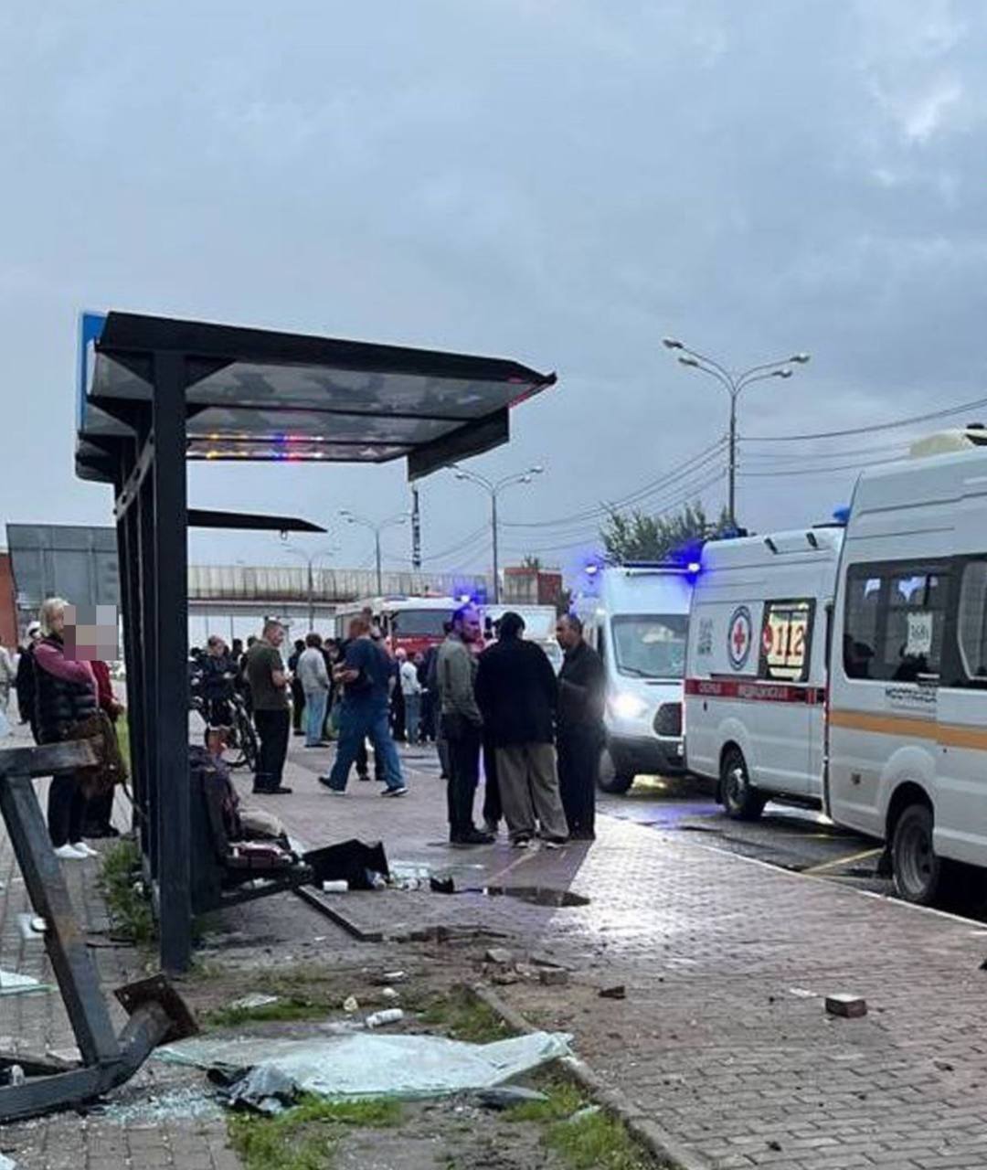 В Долгопрудном автомобиль столкнулся с остановкой, на которой находились люди, рядом с местным торговым центром на Лихачевском проспекте.   Два пешехода получили травмы и были госпитализированы.