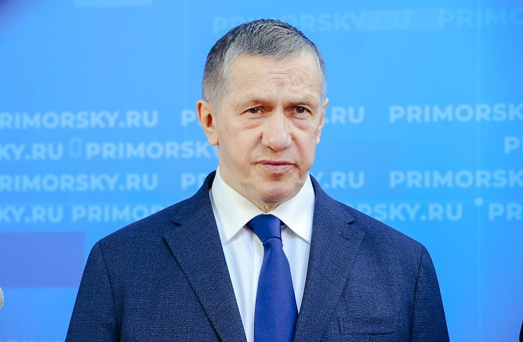 Полпред ДФО Юрий Трутнев прибыл в Приморский край В рамках рабочей поездки он встретится с резидентами ИНТЦ обсудит с участниками патриотических объединений ДВФУ реализацию их мероприятий проведёт совещание о выполнении национальных проектов и проектов по Президентской дальневосточной единой субсидии