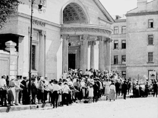 В этот день 15 апреля 1956 года в Москве открылся театр Современник Он стал первым в стране театром созданным свободным творческим объединением группы единомышленников в которую входили Олег Ефремов Галина Волчек Игорь Кваша Лилия Толмачева Евгений Евстигнеев Олег Табаков Виктор Сергачев и другие выпускники школы студии МХАТ Подписаться на историю Москвы