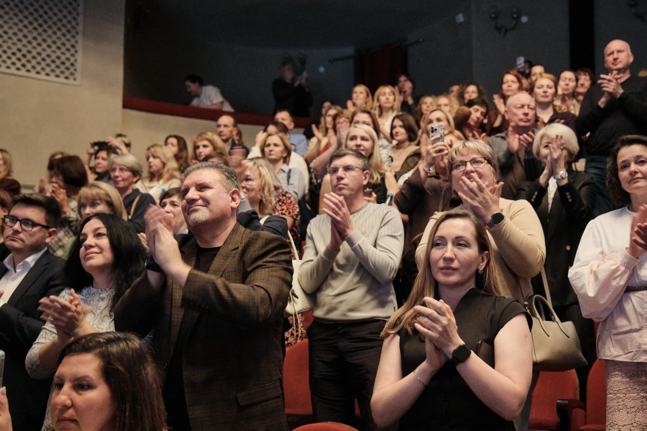 Филиал ТЮЗа появится на левом берегу А именно в Филиале Национального центра Россия Красноярский Край ТЮЗ Индустрия появится во второй половине 2026 года В новом пространстве мы будем стирать границы между сценой модой и городской средой Будем рассказывать вам обо всех этапах строительства Следите за новостями пообещали в театре Красноярск поcле семи в Telegram Max