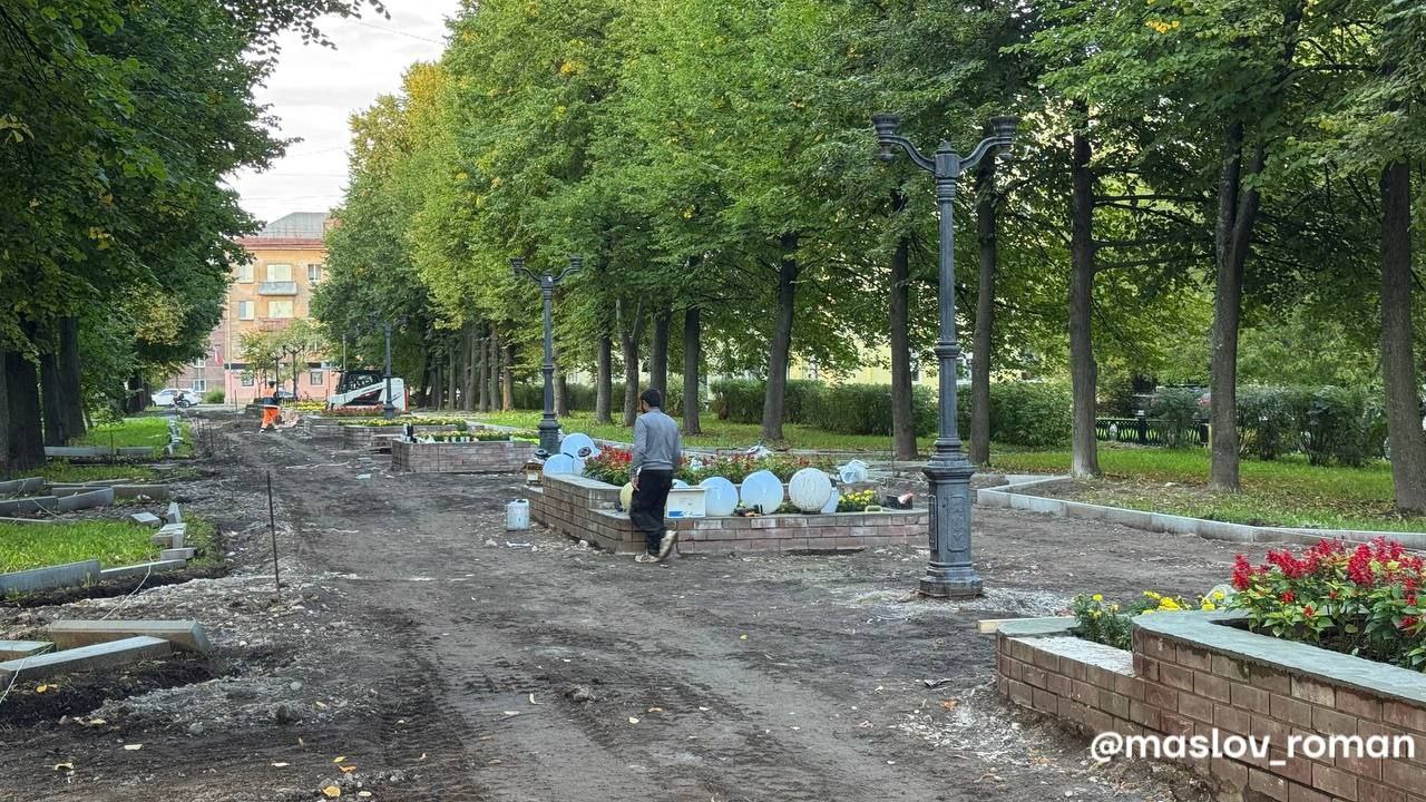 В Череповце продолжается ремонт сквера Верещагина Это будет подарком городу от компании ПТК ДЕЛЬТА По словам мэра Романа Маслова подрядчик уже полностью демонтировал старую плитку начал установку нового бортового камня частично окрашен забор Со световых столбов сняты старые плафоны сегодня начнется пескоструйная обработка Социально ответственный бизнес вкладывается в благоустройство города Недавно за счет компании Гоара строй был отремонтирован сквер Гагарина Северсталь проводит реконструкцию привокзальной площади там кстати обещали разобраться с ливневками чтобы площадь не топило после ливней а ФосАгро разрабатывает проект реконструкции площади Химиков Строительные работы там начнутся в следующем году в этом обещали показать проект общественности он будет учитывать зимнее расположение катка и место проведения концертов