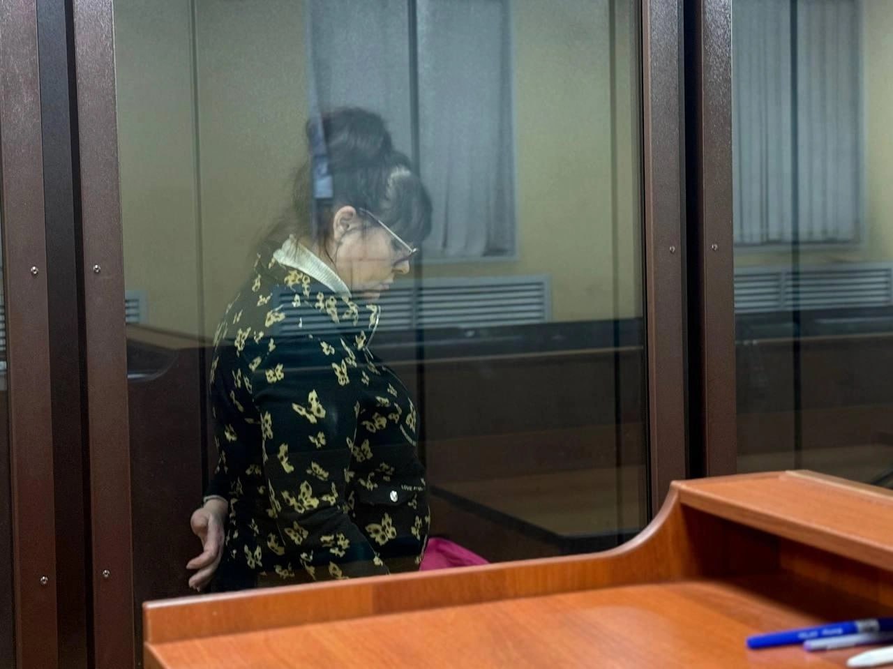 Экс начальнице Роспотребнадзора Кузбасса дали еще один срок что в этот раз Аллу Белокрылову осудили за взятки от директора учреждения дополнительного профобразования Деньги она получала не напрямую а за якобы работу в учреждении в 2013 году В общей сложности Белокрылова заработала незаконно 2 5 млн рублей Это ее не первый приговор за взятки Прокуратура области