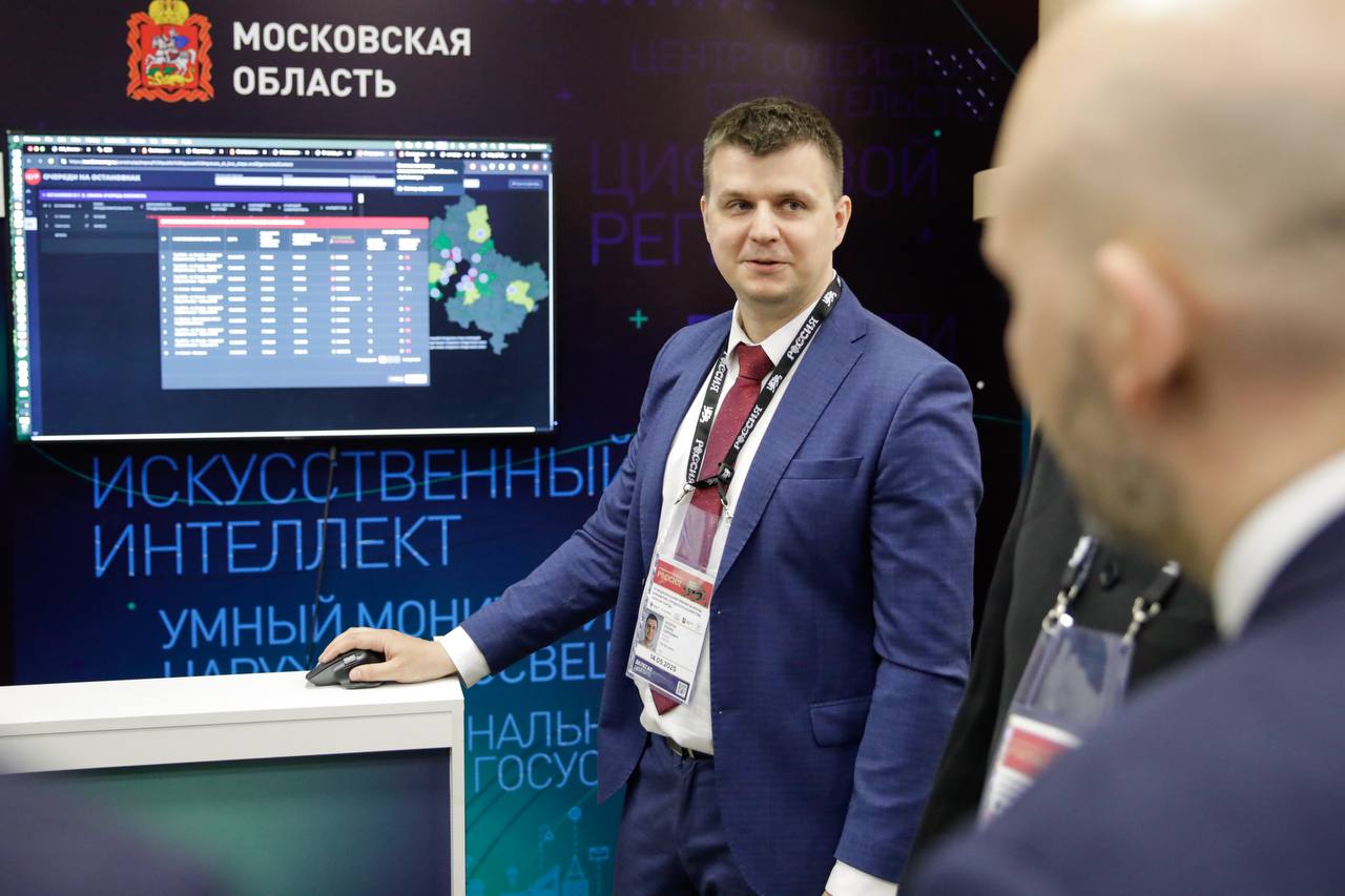 Лучшие цифровые решения регионов отмечены в рамках III Национальной премии «Умный город» В финале программы III Национальной премии «Умный город» состоялось награждение регионов-победителей в 34 номинациях. Авторам проектов в основных номинациях - «За вклад в развитие цифровизации городского хозяйства», «Наука» и «Гран-при» почетные статуэтки и дипломы вручил замминистра строительства и ЖКХ РФ Константин Михайлик. Москва стала обладателем «Гран-при», а также взяла золото в номинациях «Безопасный город», «Вижу всё», «Вместе», «Жильё», «Заботливый город», «Здоровый город», «ИИ на русском», «Креативная экономика», «Культурный город», «Мой город», «Наука», «Под контролем», «Сообщество», «Умная школа», «Умный муниципалитет» и «Экономика данных». В номинациях «Активный город» победу одержал Санкт-Петербург, «Вдохновение» - Краснодарский край, «Город на ладони» - Ленинградская область, «Коммунальная инфраструктура» - Московская область. На мероприятии представители Команды проекта Минстроя России «Умный город» совместно с Народным фронтом анонсировали сбор средств на материально-техническую помощь для бойцов, исполняющих свой долг в зоне Специальной военной операции. Ранее в рамках премии замминистра осмотрел специализированную выставку, где были представлены лучшие цифровые решения, направленные на развитие строительной отрасли и сферы жилищно-коммунального хозяйства, автоматизированные системы, ориентированные на сокращение процедур инвестиционно-строительного цикла, передовые технологии по применению искусственного интеллекта, а также сервисы, способствующие улучшению качества жизни людей и повышению безопасности городской среды.