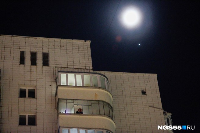 Директор планетария Владимир Крупко на своей странице во ВКонтакте рассказал что омичи смогут увидеть Юпитер В ночь на субботу Юпитер окажется максимально близко к Земле Планету можно будет увидеть всю ночь вечером на востоке в полночь на юге а под утро снова на востоке Выйдите вечером под купол звездного неба посмотрите по сторонам и самая яркая звезда которую вы увидите планета Юпитер 10 января противостояние Юпитер ближе всего к Земле Виден всю ночь вечером на востоке на юге в полночь и на востоке под утро написал в своем посте Крупко Будьте в курсе даже офлайн NGS55 в MAX