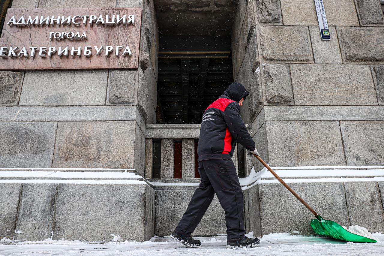 Мэр Екатеринбурга Алексей Орлов отчитался об уборке города в праздничные дни. По его словам, все каникулы работа городских служб не прекращалась ни на минуту. Вывезено 69 тысяч тонн снега, а на дороги и тротуары просыпали 1100 тонн противогололедных материалов и фракционированного песка.  В то же время читатели ЖЭКа не оценили уборку города в новогодние праздники. Так, под этим постом почти 63% читателей поставили «единицу» городским службам. Да и прокуратуры появились вопросы к уборке сразу в нескольких районах города.    Чат   Бот   Подписаться