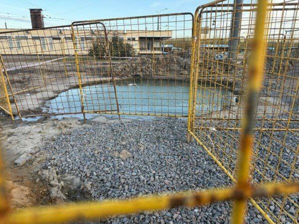 «Водоканал» образовал «озеро» на участке между Дыбенко и Кудрово. Жители Невского района обнаружили новый «водоём». В результате аварии вода разлилась, образовав большую лужу, которая начала выходить за пределы обычных границ, затапливая тротуары и проезжую часть. «Водоканал» огородил место происшествия, однако работы по устранению аварии пока не начались. Места СПб Новости СПб
