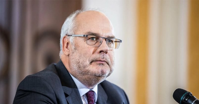Президент Эстонии Алар Карис заявил, что жители страны в целом с пониманием воспринимают рост налогов, поскольку осознают необходимость финансирования обороны. «Как мы все знаем, никто не доволен, когда налоги растут, но мы обязаны это сделать ради оборонного бюджета, чтобы он функционировал правильно», — сказал президент. Карис подтвердил, что правительство Эстонии уже приняло решения о повышении ряда налогов, в том числе о введении налога на автомобили. Эти меры, по его словам, стали частью расчётов для финансирования оборонных нужд.