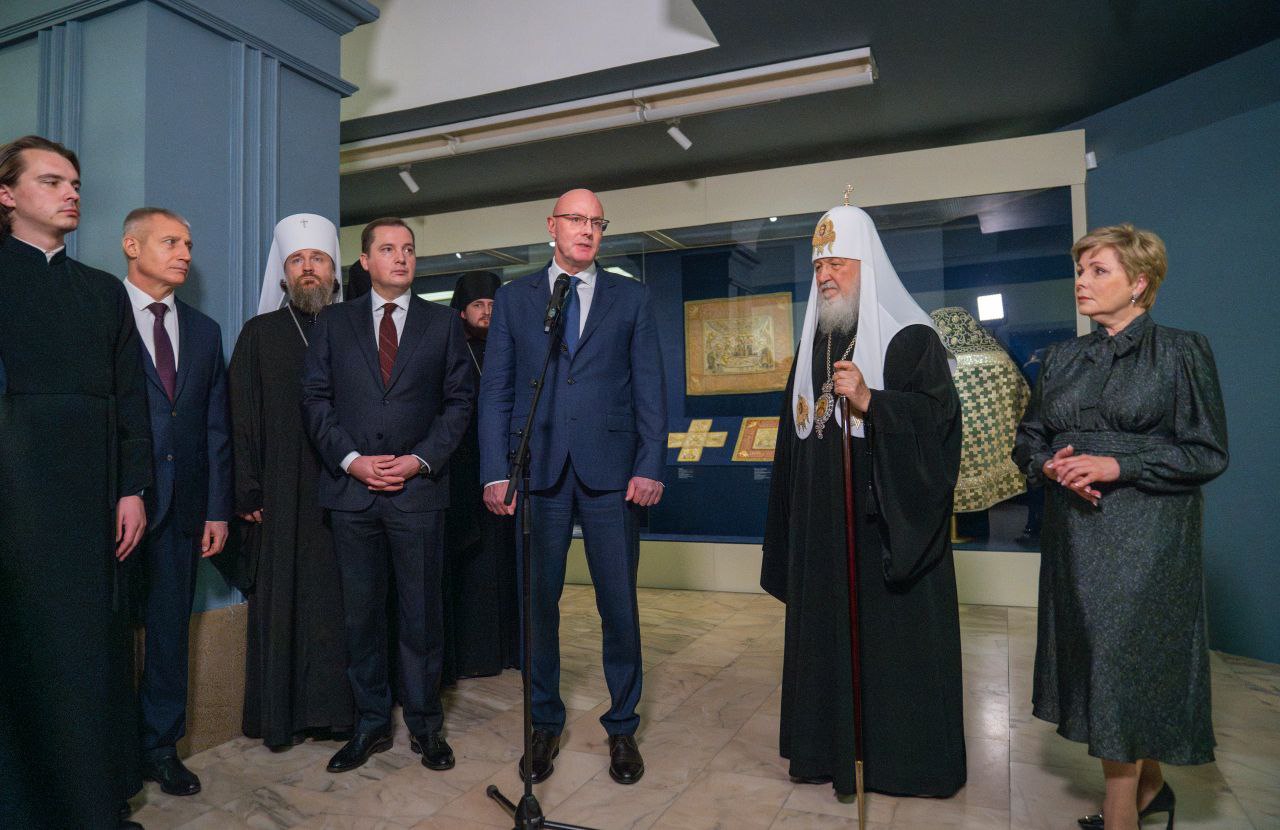 В Музейной галерее Храма Христа Спасителя открылась выставка Святая обитель к 600 летию Соловецкого монастыря Экспозиция представлена при участии Святейшего Патриарха Московского и всея Руси Кирилла и заместителя Председателя Правительства России Дмитрия Николаевича Чернышенко Здесь собраны произведения иконописи и церковного искусства отражающие многовековую историю пожалуй главной святыни Русского Севера Выставка приурочена к грядущему 600 летию Соловецкого монастыря На протяжении веков в обители хранились уникальные реликвии иконы рукописи утварь создававшие неповторимый образ Соловков Многие из них были спасены в годы испытаний и сегодня находятся в фондах разных музеев Глубоко убежден что эти святыни нужно вернуть домой на Соловки Туда где они были созданы и где должны вновь стать частью живой духовной традиции объединяющей прошлое настоящее и будущее нашей страны