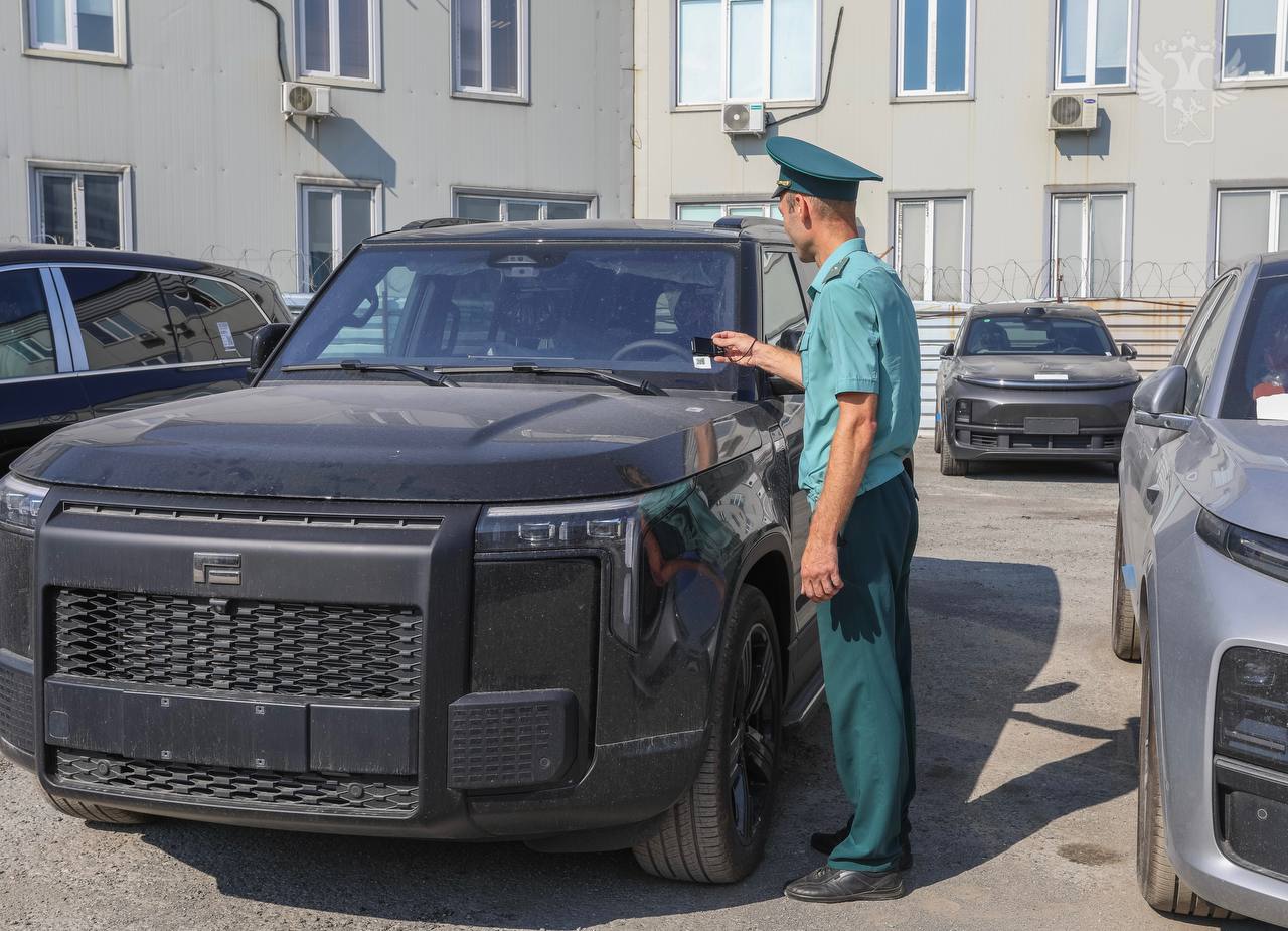 Ввоз автомобилей c электродвигателем в Сибирь вырос За 8 месяцев 2025 года более 40 транспортных средств ввезенных в регион физлицами для личного пользования автомобили с электрическим типом двигателя По сравнению с аналогичным периодом прошлого года ввоз электромобилей вырос на 15 Больше половины ввозимых в СФО таких автомобилей китайского производства но физические лица также привозят автомобили из других стран ближнего и дальнего зарубежья Средний возраст декларируемых автомобилей не превышает трех лет Всего за январь август 2025 года в регионе деятельности СТУ физические лица задекларировали более 1 5 тыс импортных транспортных средств ФТСоформляет customs rf