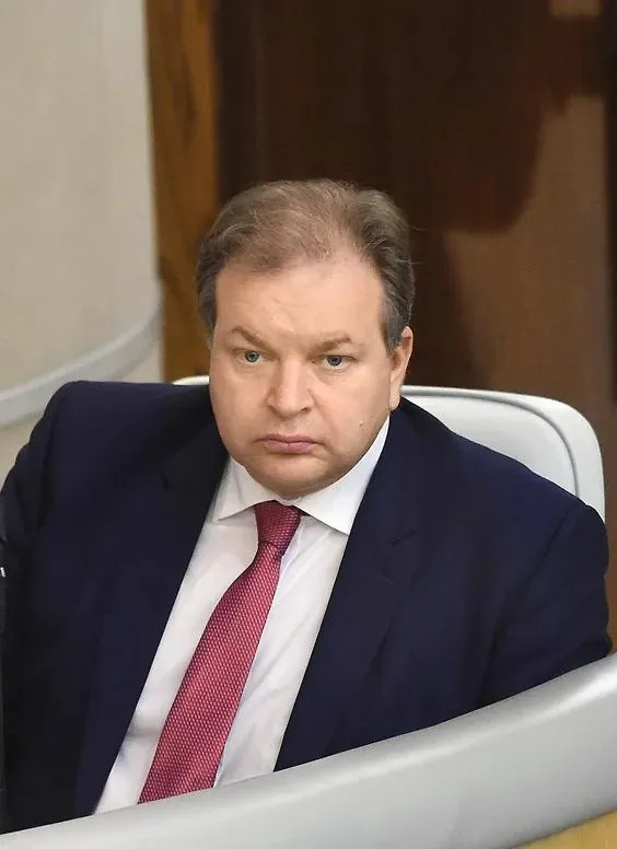 Суд изъял активы экс замглавы Минтранса на 6 млрд рублей по иску Генпрокуратуры Никулинский суд Москвы обратил в доход государства имущество бывшего замминистра транспорта Алексея Семенова и связанных с ним лиц на сумму более 6 млрд рублей Об этом сообщает Коммерсантъ Речь идет о квартирах загородной недвижимости автомобилях ювелирных изделиях и денежных средствах оформленных на родственников и аффилированных лиц Всего ответчиками по делу проходили 10 юридических и 16 физических лиц Иск подала Генпрокуратура которая указала на коррупционную схему при работе подведомственного Минтрансу ФГУП ЗащитаИнфоТранс По версии надзора госконтракты на сотни миллионов рублей получали подконтрольные структуры а прибыль выводилась через аффилированные компании и оформлялась на близких Сам Семенов занимавший пост замминистра до 2020 года проходит фигурантом уголовного дела о мошенничестве в особо крупном размере речь идет о хищении около 240 млн рублей Суд согласился с доводами прокуратуры признав что активы были приобретены с нарушением антикоррупционного законодательства и не соответствуют официальным доходам фигурантов Фото Дмитрий Духанин Коммерсантъ