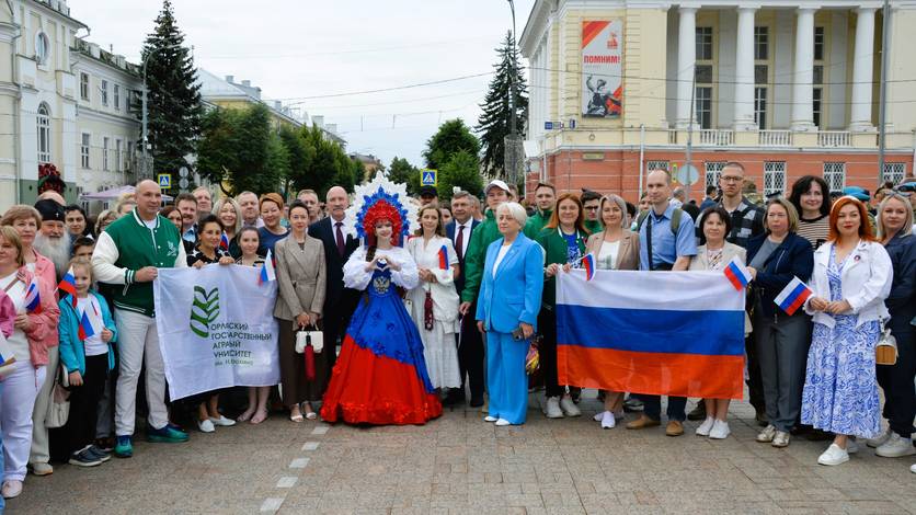 В День России в Орле торжественно подняли государственный флаг Вместе с ним взвились Знамя Победы, знамена Орловской области и города Орла. Жителей и гостей с праздником поздравил участник СВО Андрей Стрелков. Он отметил, что единство - главная сила России в преодолении любых испытаний Вести-Орел. Подписаться
