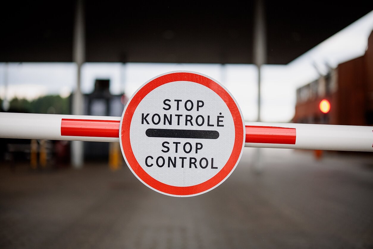 Советник премьера пункт Шальчининкай для перевозчиков могут открыть на этой неделе После того как в Беларуси застряли около 5 тысяч литовских грузовиков и полуприцепов а Минск запретил их передвижение по стране советник премьер министра Инги Ругиненe заявил что временно закрытый пункт пропуска Шальчининкай может быть открыт для перевозчиков уже на этой неделе Создаётся так называемый санитарный коридор чтобы грузовики зарегистрированные в Литве и ЕС могли вернуться в страну Как известно Беларусь установила порядок по которому они могут возвращаться только через тот пограничный пункт через который въехали Именно в этом и заключается сложность ситуации сказал в четверг в эфире радио LRT советник премьер министра Игнас Добровольскас После решения правительства закрыть границу с Беларусью на месяц у белорусских пунктов скопилось около 1 2 тыс грузовиков и полуприцепов Около 400 из них в четверг утром ожидали у перехода Шальчининкай Бенякони Подробности по ссылке Фото LRT