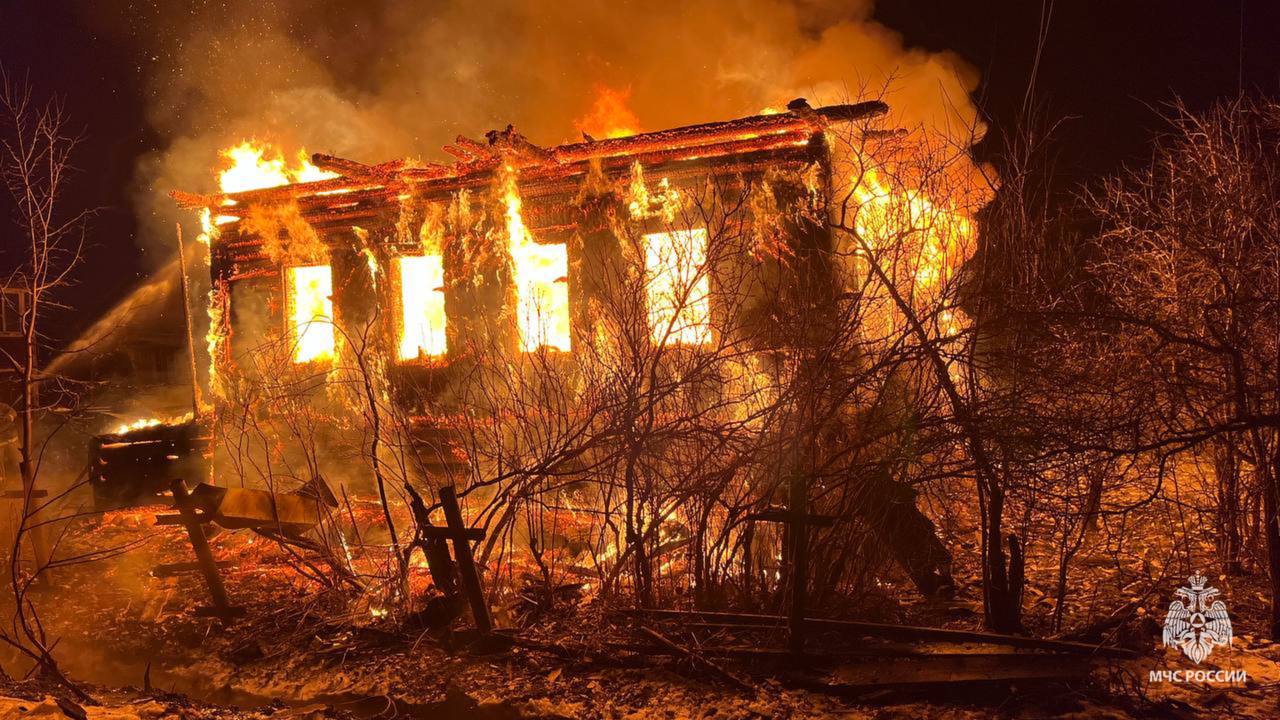 За минувшие сутки в Новгородской области произошло 4 пожара   В деревне Соковая Новгородского района подразделения ликвидировали возгорание бани.  Владелец бани, пытавшийся потушить пожар самостоятельно, осмотрен фельдшером специализированной пожарно-спасательной части. Повреждены внутренняя отделка и кровля на площади 5 м кв.   Предварительная причина пожара: неправильное устройство, неисправность отопительных печей.    Возгорание в двухквартирном жилом доме ликвидировали в деревне Полищи Окуловского района. В результате пожара одна квартира уничтожена полностью, во второй квартире повреждена кровля, внутренняя отделка и имущество. Спасен легковой автомобиль в 5 м. Погибших и пострадавших нет.   Причину пожара устанавливают органы дознания.    В селе Залучье Старорусского района ликвидировали возгорание частного жилого дома. Сведений о погибших и пострадавших не поступало.   Причину пожара устанавливают органы дознания.    Пожар в частном жилом доме ликвидировали пожарно-спасательные подразделения в деревне Ватцы Валдайского района. В результате возгорания уничтожены внутренняя отделка и имущество сауны на первом этаже, частично повреждена отделка второго этажа.   Предварительная причина пожара: неправильное устройство, неисправность отопительных печей.    На ликвидацию последствий ДТП подразделения выезжали 1 раз:   В Великом Новгороде произошло боковое столкновение двух легковых автомобилей. Проведено отключение АКБ и смыв топлива с проезжей части.    Фото: Старорусский и Валдайский районы