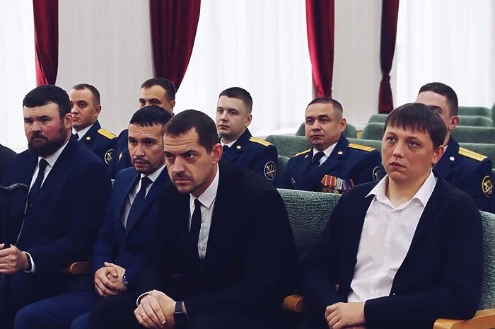 В свердловской ГУФСИН наградили участников розыска двух беглецов из екатеринбургского СИЗО 1 В ГУФСИН России по Свердловской области наградили сотрудников МВД ФСБ а также волонтеров РМК за активное участие в розыске преступников совершивших в конце лета дерзкий побег из СИЗО 1 Екатеринбурга Операция по розыску беглых осужденных проводилась сотрудниками свердловского ГУФСИН в тесном взаимодействии с силовыми структурами Торжественная церемония награждения сотрудников подразделений региональных ГУ МВД УФСБ за активное участие в поиске беглецов а также сотрудников Русской медной компании РМК также оказывавших помощь в этой спецоперации прошла в ГУФСИН Были вручены благодарственные письма за подписью начальника ГУФСИН медали и ценные подарки uralweb ru