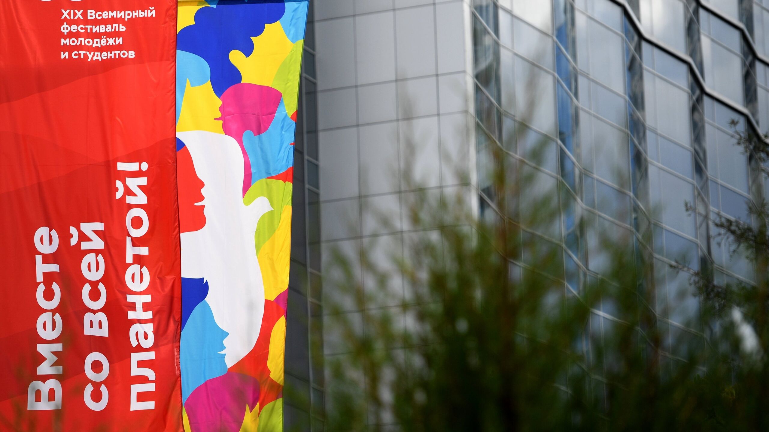 Регистрация участников Международного фестиваля молодежи который пройдет в сентябре в Екатеринбурге стартовала в Москве передает корреспондент РИА Новости Открытие регистрации состоялось в четверг в Москве на площадке Национального центра Россия в рамках марафона Россия семья семей организованного Российским обществом Знание Предлагаю всем нам дать старт нашего масштабного молодежного события сказал ведущий Глава Росмолодежи Григорий Гуров рассказал о программе для гостей фестиваля после после основных мероприятий события После завершения основной программы Фестиваля 1 тысяча иностранцев отправятся в региональную программу в 30 регионов России а также посетят Республику Абхазия Молодые люди познакомятся с главными достопримечательностями регионов примут участие в экспедициях пообщаются с коренными малочисленными народами приводятся в сообщении пресс службы Росмолодежи слова Гурова