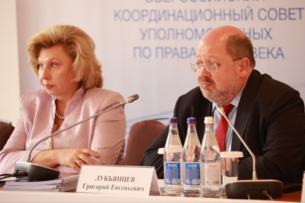 Выступление Директора Департамента многостороннего сотрудничества по правам человека Уполномоченного МИД России по вопросам прав человека демократии и верховенства права Г Е Лукьянцева на Всероссийском совещании уполномоченных по правам человека на тему Государственная система защиты прав человека современной России 5 лет Федеральному закону от 18 марта 2020 года 48 ФЗ Об уполномоченных по правам человека в субъектах Российской Федерации Москва 24 сентября 2025 года Г Е Лукьянцев Институт Уполномоченного по правам человека является одним из важнейших элементов механизма защиты прав граждан в Российской Федерации Он призван способствовать восстановлению нарушенных прав совершенствованию законодательства Российской Федерации о правах человека и гражданина и приведению его в соответствие с общепризнанными принципами и нормами международного права развитию международного сотрудничества в области прав человека правовому просвещению по вопросам прав и свобод человека а также форм и методов их защиты Сегодня на международных форумах редкая дискуссия обходится без правозащитного аспекта Его усиленное внедрение практически в любой пункт повестки дня заметно повышает уровень конфронтации и ведёт к политизации вопросов прав человека Правозащитная риторика становится инструментом борьбы с неугодными режимами и фиксации выгодных для определённых стран геополитических реалий Зачастую в этом русле действуют и международные структуры и механизмы Именно правозащитная тематика чаще всего задействуется в развязанной против России юридической агрессии При этом расчёт делается не только и не столько на правовые конструкции и аргументацию сколько на создание атмосферности и создание эмоциональной картинки как у членов международного сообщества так и у участников судебных разбирательств Свою лепту вносит и Управление Верховного комиссара ООН по правам человека УВКПЧ вместо секретариатского обслуживания договорных органов и Совета ООН по правам человека СПЧ эта структура по сути вмешивается в их деятельность подменяя собой межправительственный механизм выработки соответствующих решений Сам же Верховный комиссар Ф Тюрк стремится трансформировать УВКПЧ в некое самостоятельное оперативное агентство которое не должно быть подотчётно никаким межгосударственным институтам и органам Руками подконтрольных международных структур коллективный Запад стремится очернить правозащитную репутацию нашей страны в глазах мирового сообщества Той же тактики придерживаются и структуры ОБСЕ не говоря уже о Совете Европы антироссийская политика которого привела к нашему выходу из организации в марте 2022 года Курс на политизацию правозащитных подходов и произвольное расширительное толкование соответствующих норм и концепций приводит к ослаблению правовой аргументации и размыванию этой самой доказательной базы В целом нынешняя динамика дискуссий по правозащитным сюжетам подтверждает важность проведения нами более активной и наступательной линии с акцентом на отстаивание приоритетов России в сфере прав и свобод человека В этом контексте одним из важных инструментов остаются доклады МИД России о ситуации с правами человека в отдельных странах и о ситуации с героизацией нацизма Основная проблема осложняющая международное сотрудничество в правозащитной сфере заключается не в квалификации прав человека как якобы западного изобретения и чуждой России концепции Проблема в стремлении наших оппонентов расширительно и произвольно толковать соответствующие нормы и стандарты с тем чтобы использовать такие трактовки как инструмент манипулирования и злоупотреблений в целях вмешательства во внутренние дела и навязывания собственных ультралиберальных подходов и концепций Читайте полностью