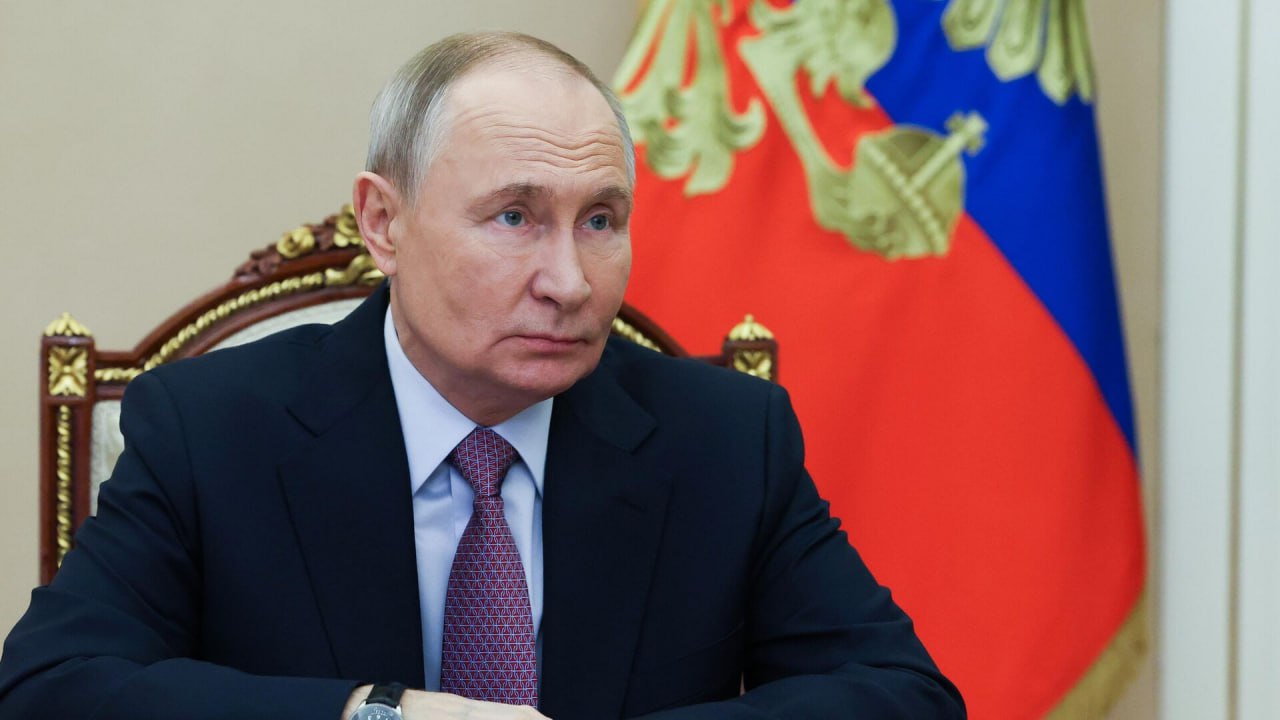 Президент РФ Владимир Путин утвердил перечень поручений по итогам встречи с членами «Деловой России» Ключевые направления включают: Налогообложение: Усовершенствование налогообложения нерезидентов, изменение правил для общепита с зачислением части НДС в местные бюджеты, анализ УСН и налога на профессиональный доход, а также корректировка инвестиционного налогового вычета . Новые регионы: Определение видов использования земель для инфраструктурных проектов в ДНР, ЛНР, Запорожской и Херсонской областях . Иностранные инвестиции: Согласование сделок по приобретению иностранцами из «недружественных» стран недвижимости и долей в российских компаниях . Виноградарство и виноделие: Упрощение изменения целевого назначения земель для винодельческих предприятий и агротуризма . Фармацевтика: Совершенствование механизма кластерной инвестиционной платформы для финансирования инновационной фармацевтической продукции . Трудоустройство инвалидов: Анализ эффективности мер по трудоустройству и адаптации инвалидов, включая сохранение выплат при трудоустройстве . Технологические компании: Создание реестра технологических компаний, стимулирование приобретения их акций и смягчение регуляторных требований для финансовых организаций, инвестирующих в такие компании . Объекты культурного наследия: Корректировка программы льготного кредитования для сохранения памятников, сокращение инвестиционно-строительного цикла и оптимизация сметной стоимости работ . Сроки исполнения поручений варьируются от 1 июля 2025 года до 15 декабря 2025 года . Ответственными назначены М.В. Мишустин и Э.С. Набиуллина Оперативно о политике