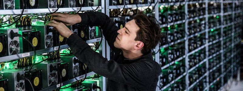 На Мосбирже могут появиться акции майнинговых компаний и ПИФы на них На бирже в скором времени могут появиться и паевые фонды и акции компаний которые промышленно делают майнинг используя энергетические ресурсы различных регионов где есть достаточно электричества считает председатель набсовета Московской биржи Сергей Швецов Мне кажется как экспортирующая энергетику страна мы заинтересованы в майнинге Более того у нас страна очень большая и есть куча месторождений где сжигается попутный газ потому что экономически нецелесообразно тянуть трубу Есть куча энергетических мощностей которые не находят своего потребителя в силу разных причин Конечно и там где дефицит энергии майнинг осуществляется за счет дотированного электричества что неправильно Но если здесь навести минимальный контроль то от майнинга Россия может очень сильно выиграть цитирует эксперта Финмаркет Эксперты отмечали что после принятия законодательства регулирующего майнинг в РФ нефтегазовые компании проявляют больше готовности к реализации крупных энергопроектов в этой отрасли на базе попутного нефтяного и природного газа Закон о легализации майнинга в РФ вступил в силу с 1 ноября 2024 года В то же время в ряде регионов с начала года вступил в силу запрет на майнинг где то полностью где то на время отопительного периода